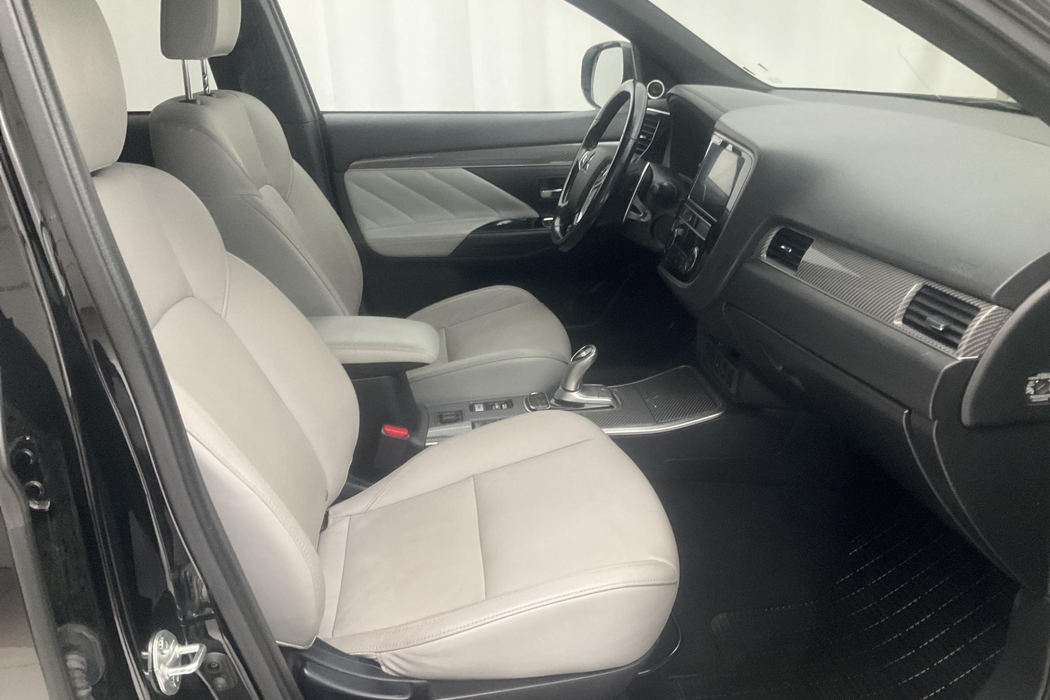 Mitsubishi Outlander 2.4 Plug-in Hybrid 4WD (136hk) - 11 589 mil - Automat - svart - 2019