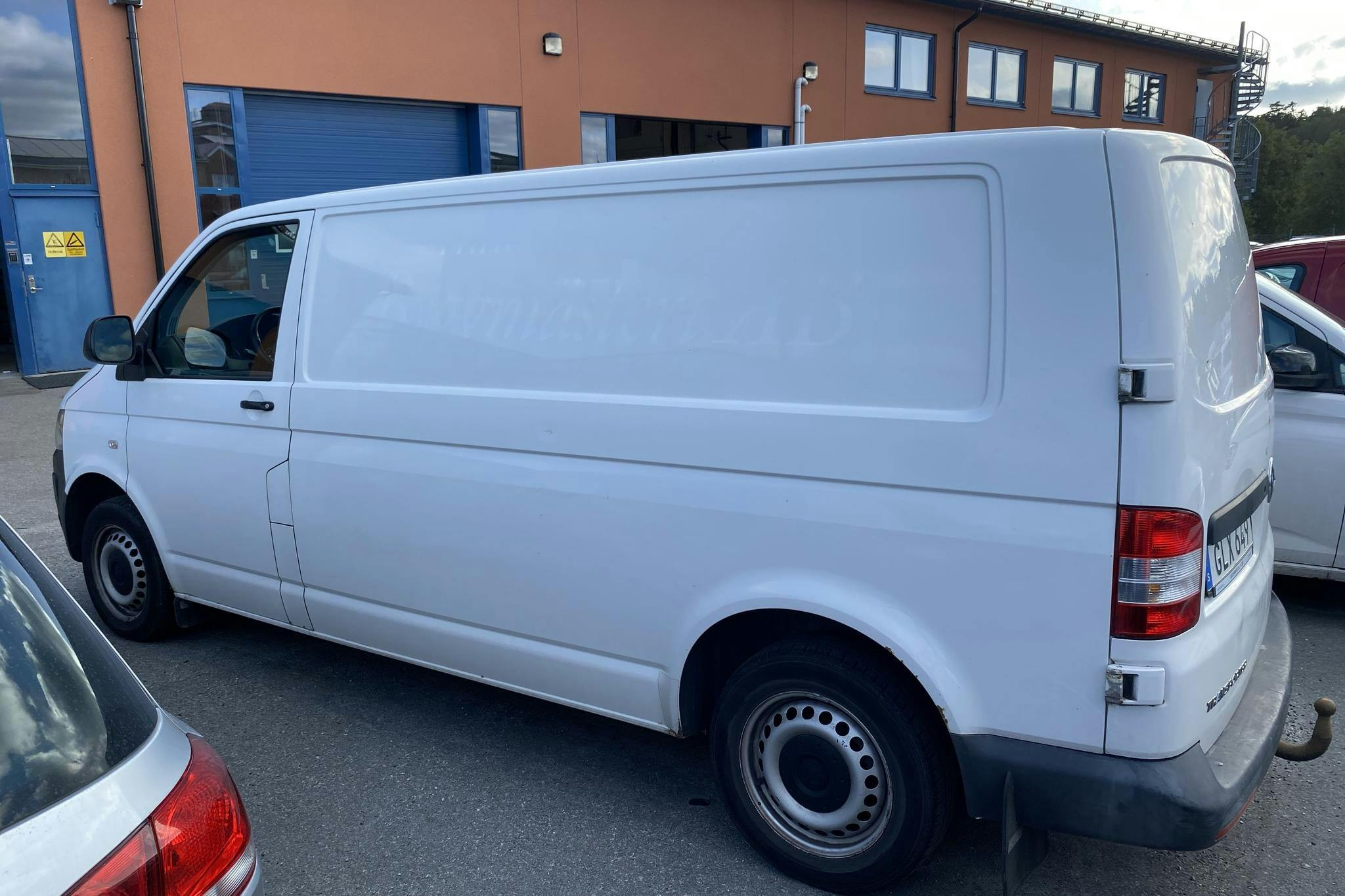 VW Transporter T5 2.0 TDI (102hk) - 17 739 mil - Manuell - vit - 2015