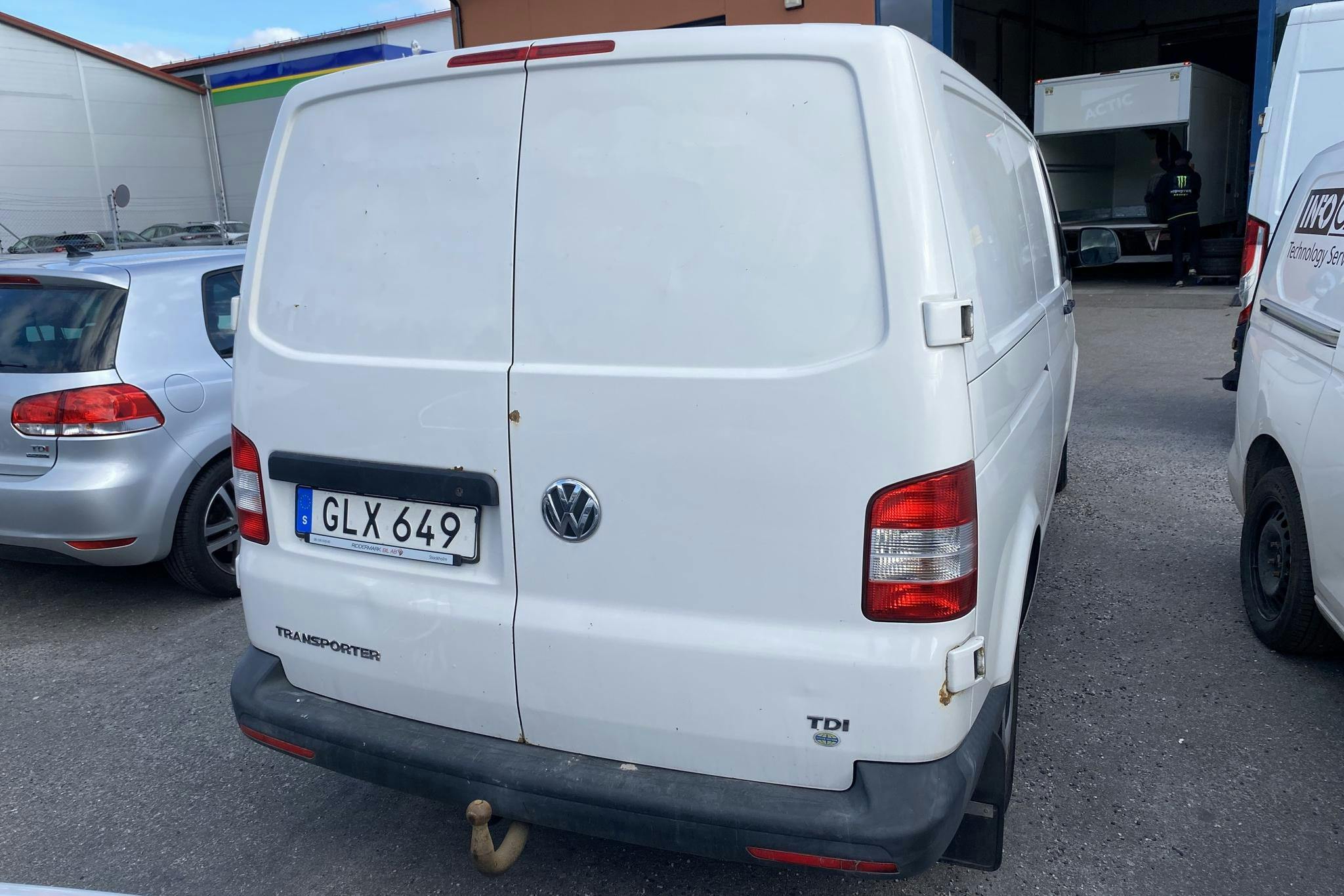 VW Transporter T5 2.0 TDI (102hk) - 17 739 mil - Manuell - vit - 2015