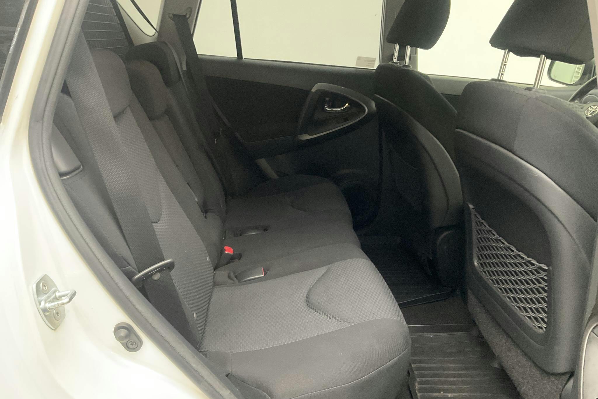 Toyota RAV4 2.0 (158hk) - 86 820 km - Automatic - white - 2012