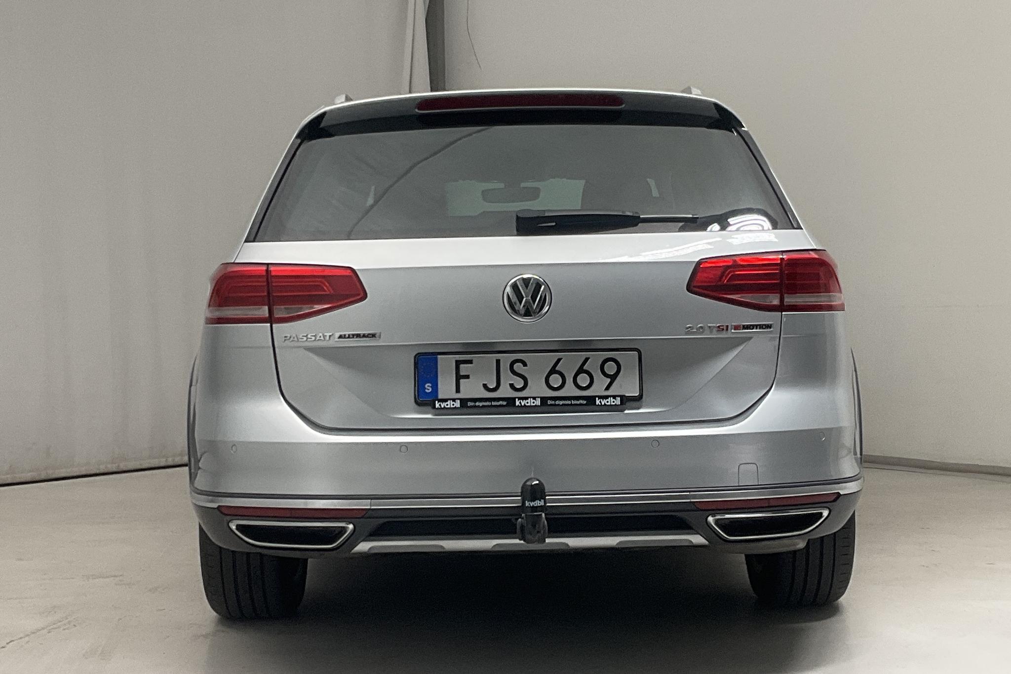 VW Passat Alltrack 2.0 TSI Sportscombi 4MOTION (220hk) - 16 887 mil - Automat - silver - 2016