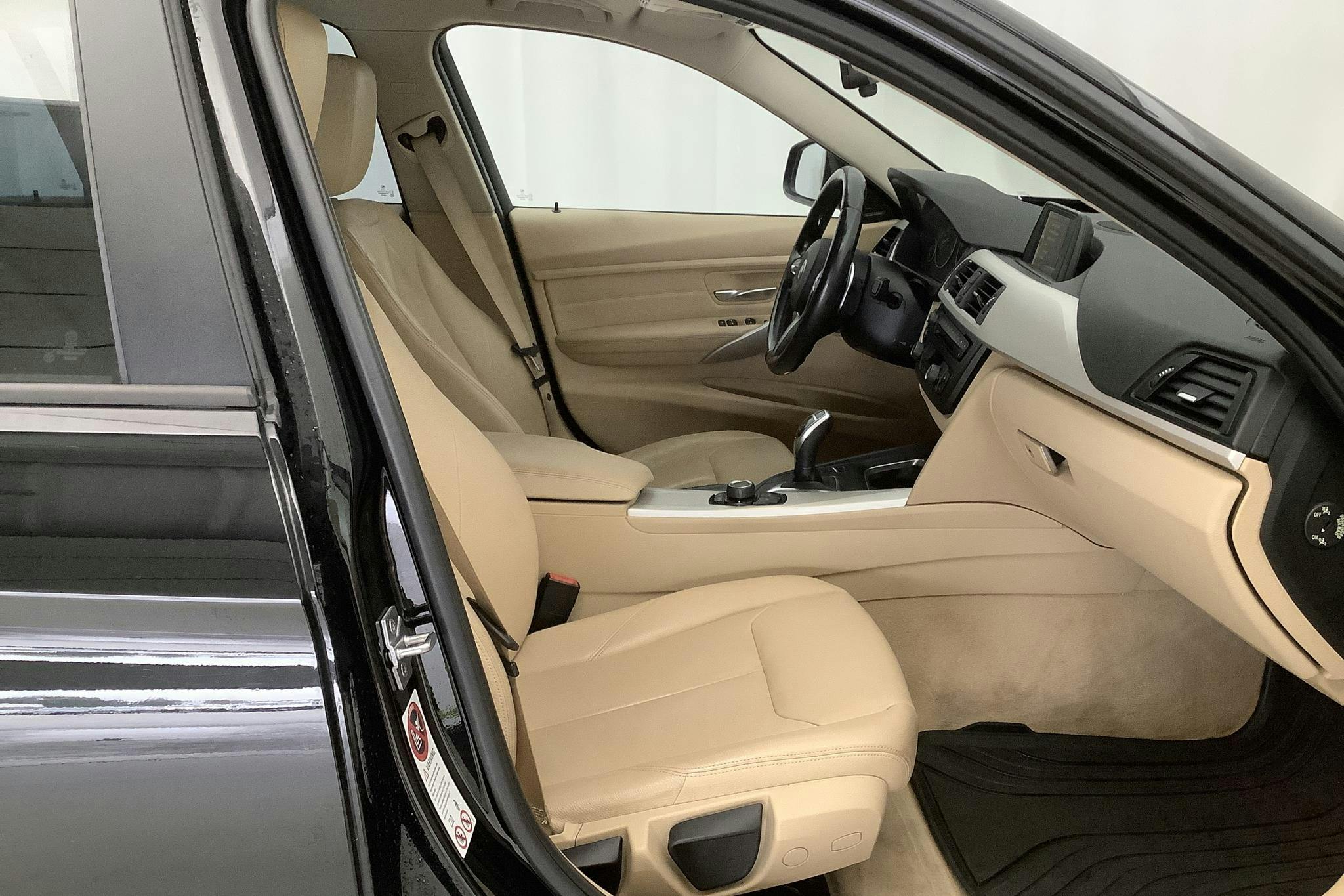 BMW 335d xDrive Touring, F31 (313hk) - 16 780 mil - Automat - svart - 2014