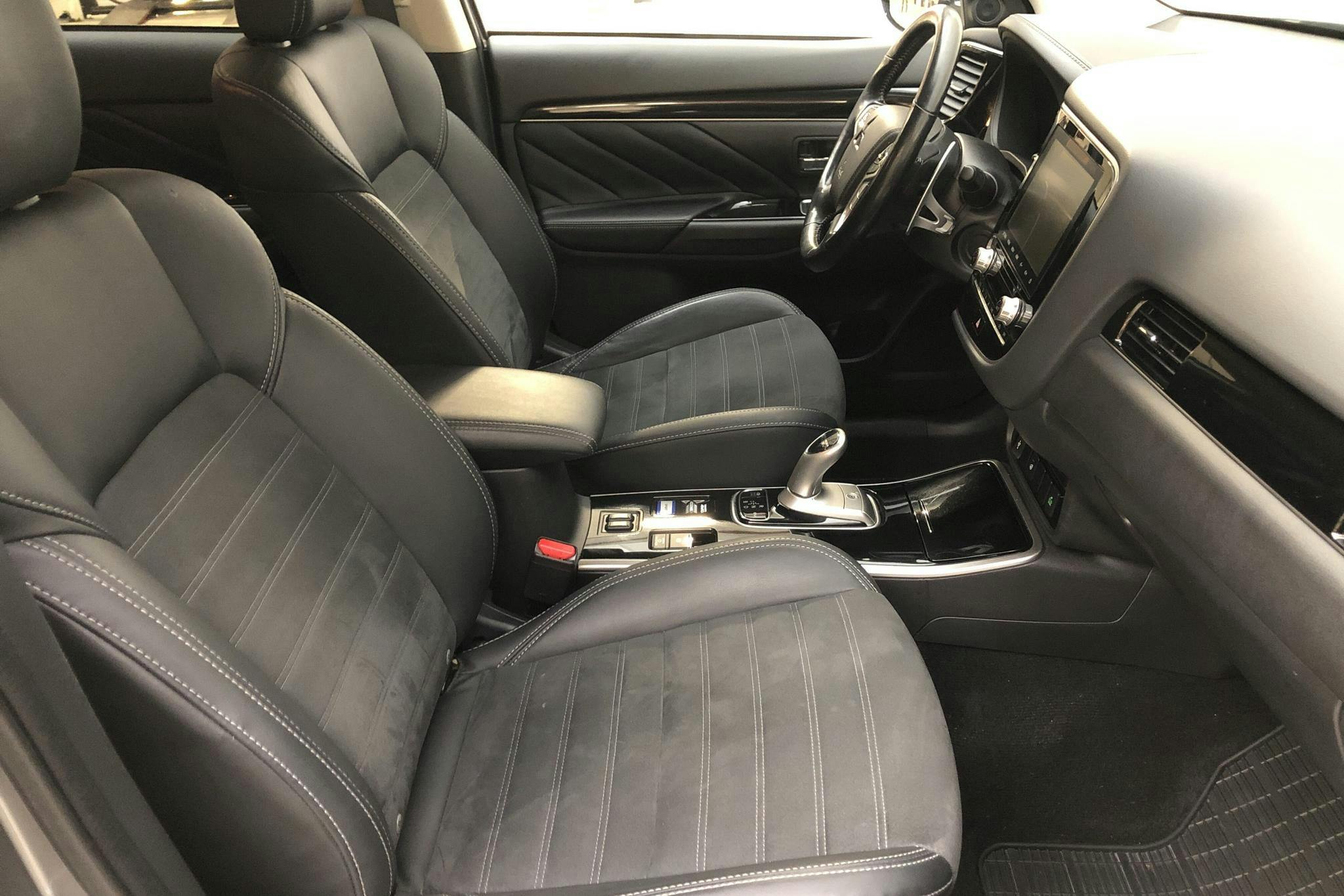 Mitsubishi Outlander 2.4 Plug-in Hybrid 4WD (136hk) - 93 770 km - Automatic - gray - 2020