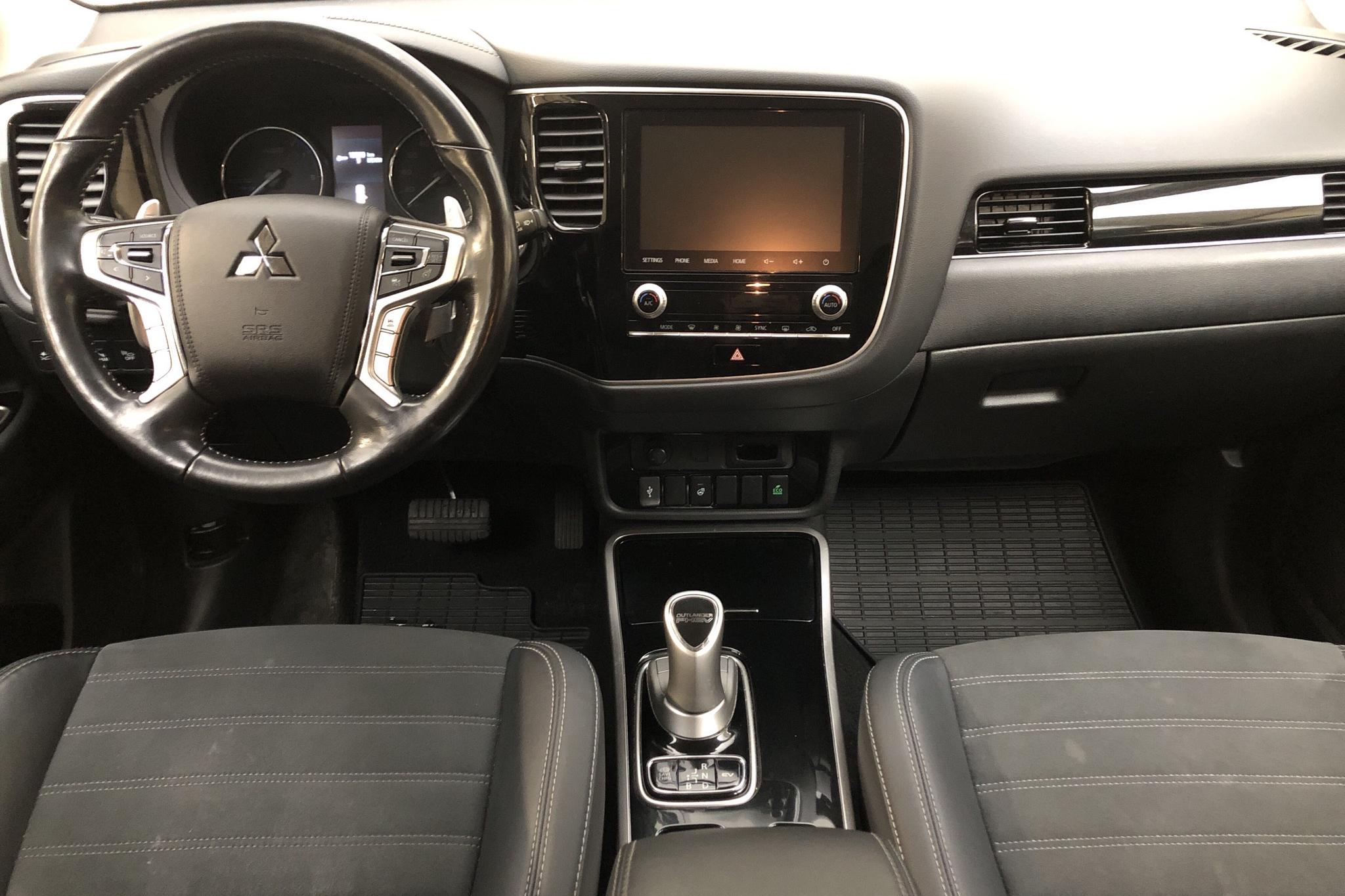 Mitsubishi Outlander 2.4 Plug-in Hybrid 4WD (136hk) - 93 770 km - Automatic - gray - 2020