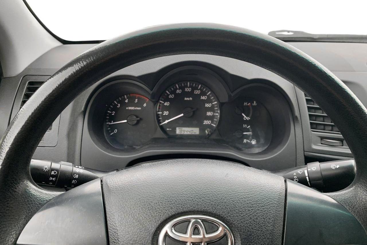 Toyota Hilux 2.5 D-4D 4WD (144hk) - 18 944 mil - Manuell - vit - 2015