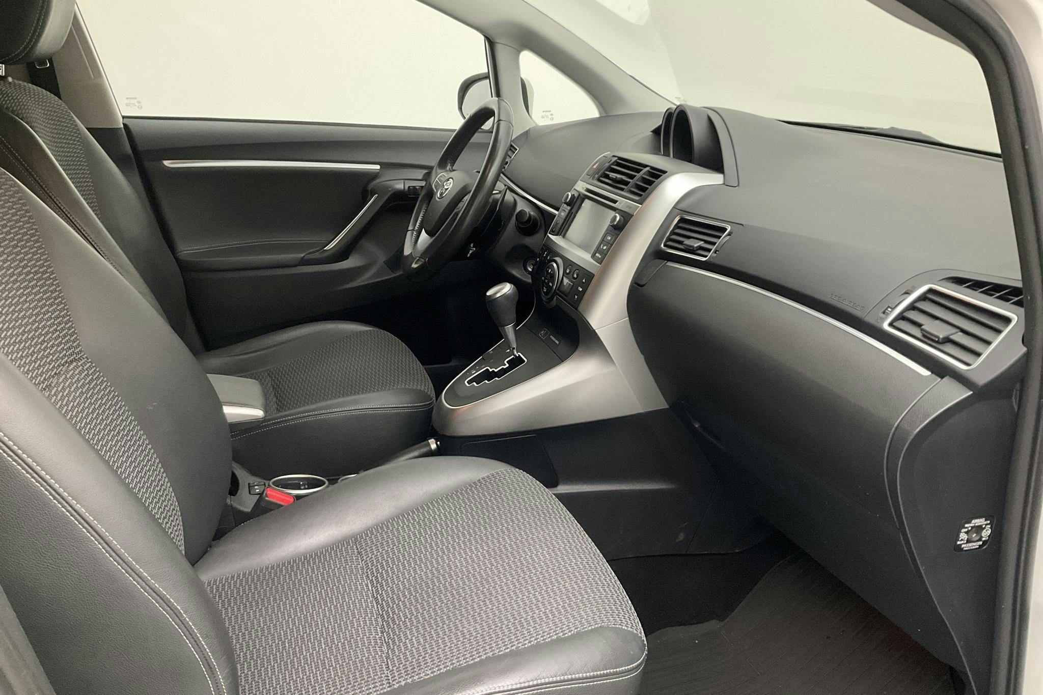 Toyota Verso VVT-i 1.8 (147hk) - 20 069 mil - Automat - vit - 2015