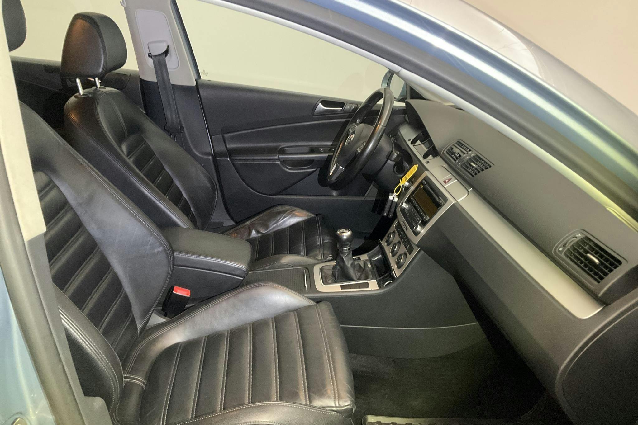 VW Passat 1.4 TSI EcoFuel Variant (150hk) - 15 556 mil - Manuell - Light Grey - 2010