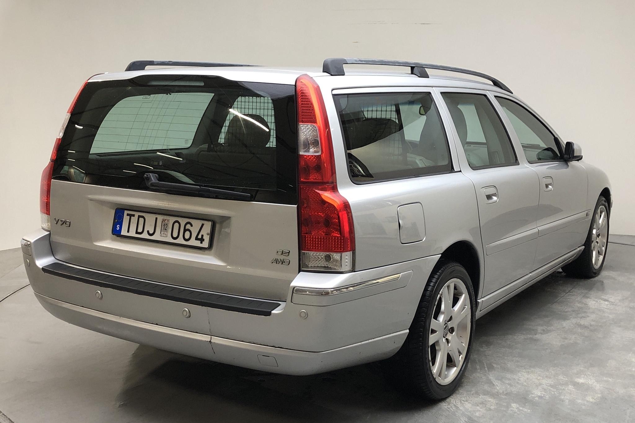Volvo V70 2.4D AWD (163hk) - 17 762 mil - Manuell - silver - 2005