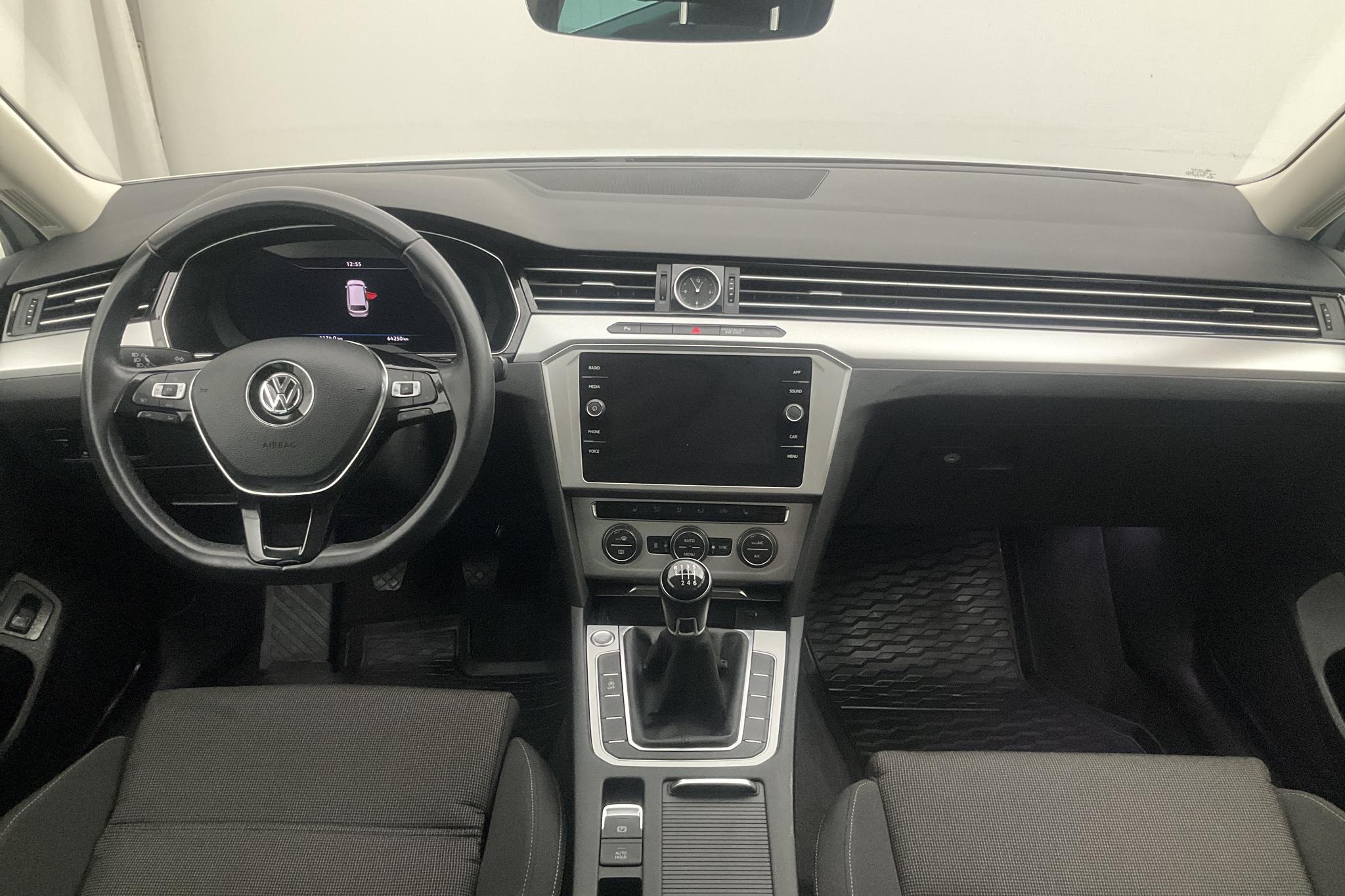 VW Passat 1.4 TSI Sportscombi (150hk) - 6 425 mil - Manuell - vit - 2018