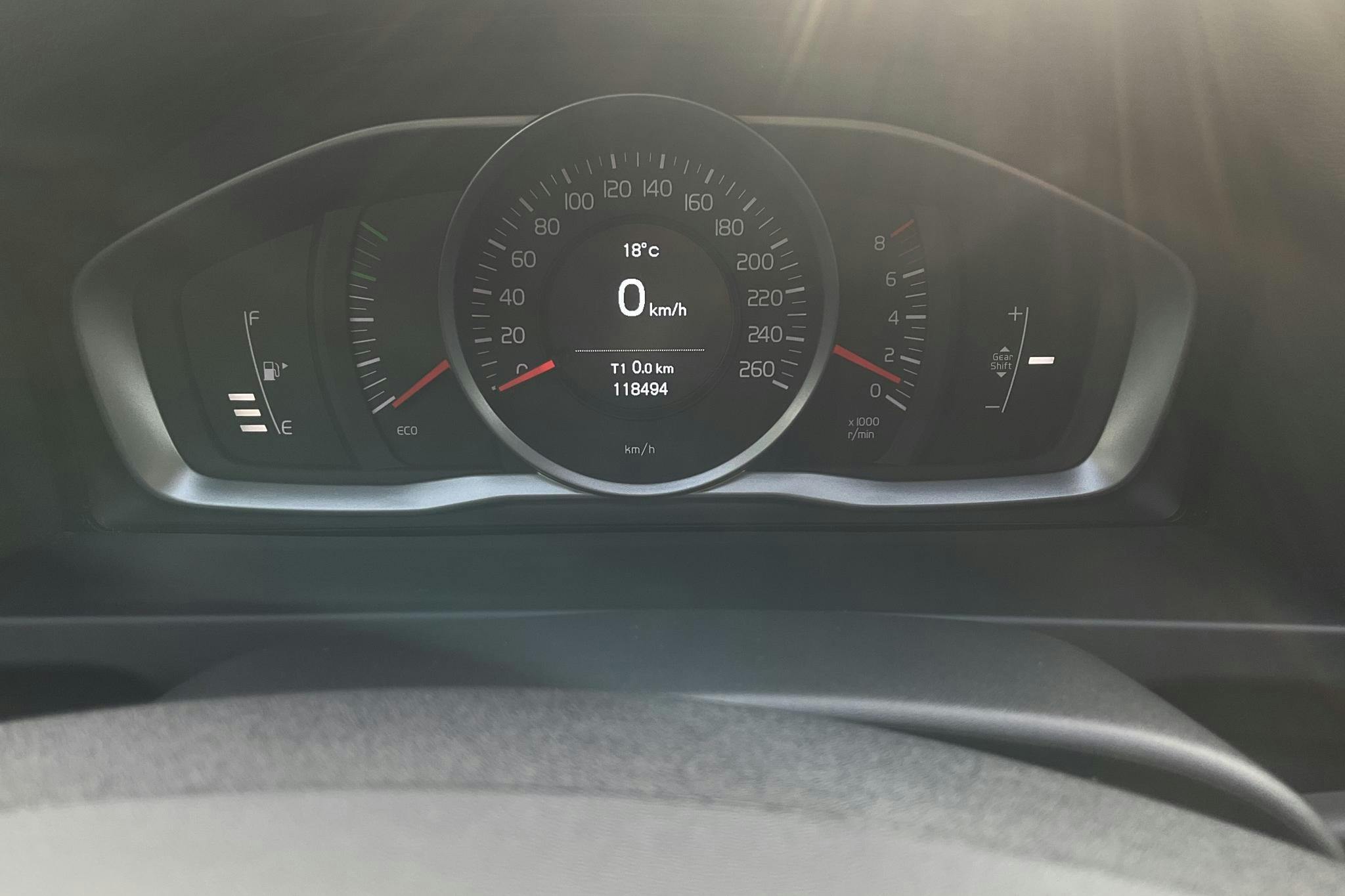 Volvo V60 T3 (152hk) - 11 850 mil - Manuell - svart - 2017