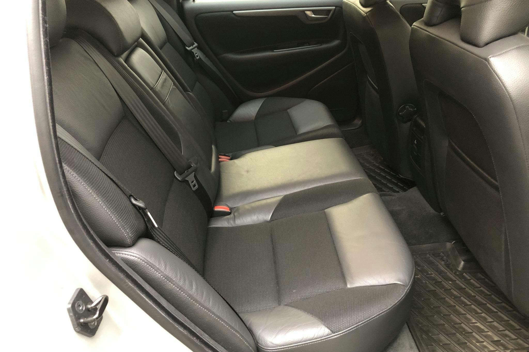 Volvo V70 2.4 (170hk) - 5 210 mil - Manuell - Light Grey - 2008