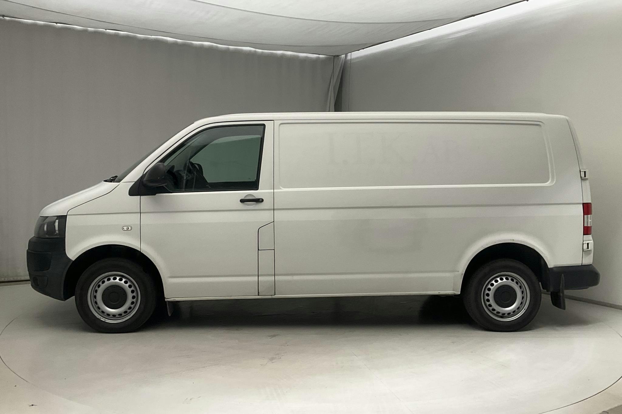 VW Transporter T5 2.0 TDI (140hk) - 211 660 km - Automatic - white - 2014