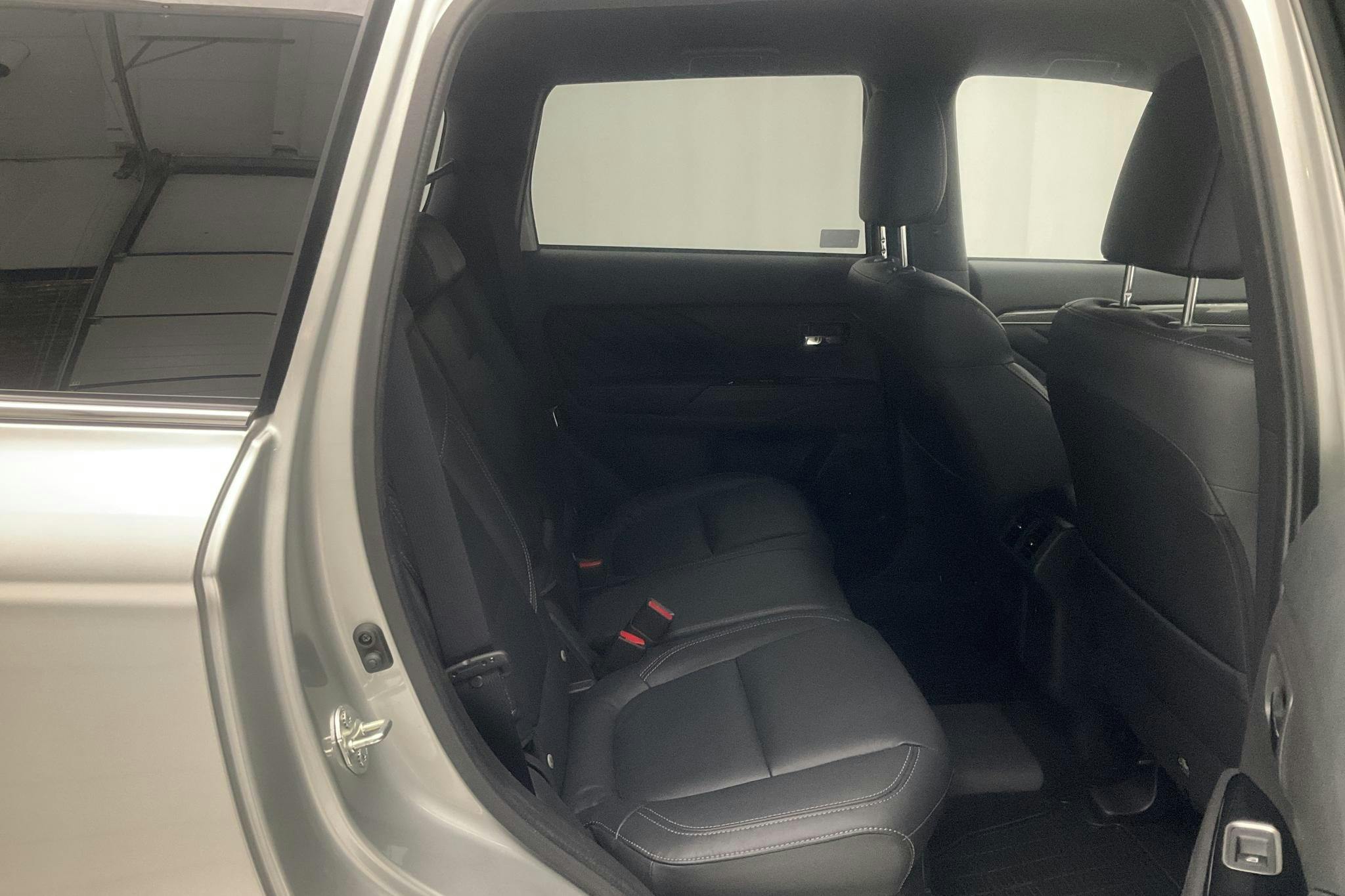 Mitsubishi Outlander 2.4 Plug-in Hybrid 4WD (136hk) - 4 344 mil - Automat - silver - 2020