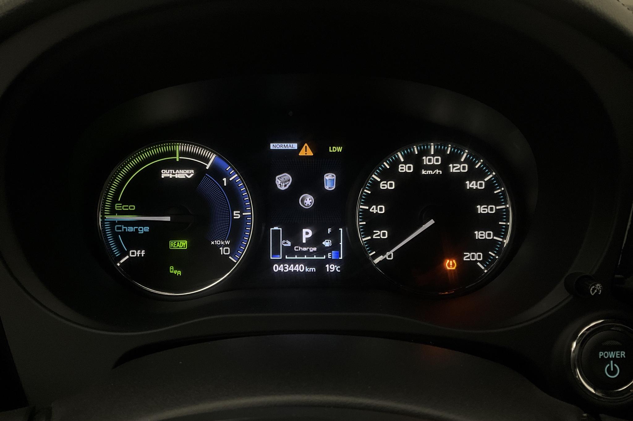 Mitsubishi Outlander 2.4 Plug-in Hybrid 4WD (136hk) - 43 440 km - Automatic - silver - 2020