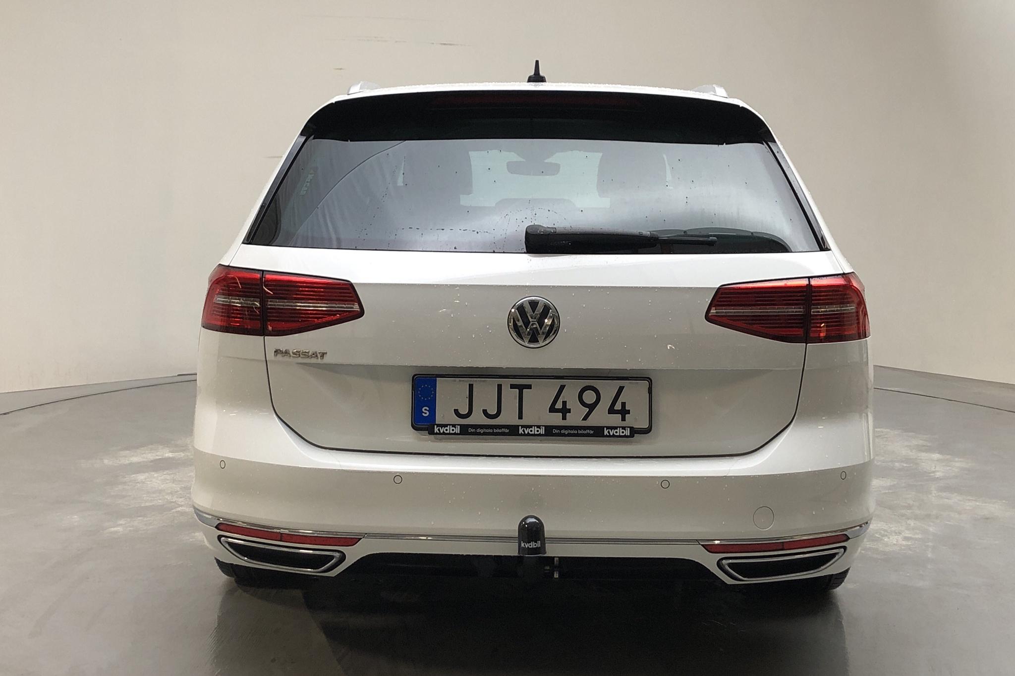 VW Passat 2.0 TDI BiTurbo Sportscombi 4MOTION (240hk) - 7 915 mil - Automat - vit - 2018