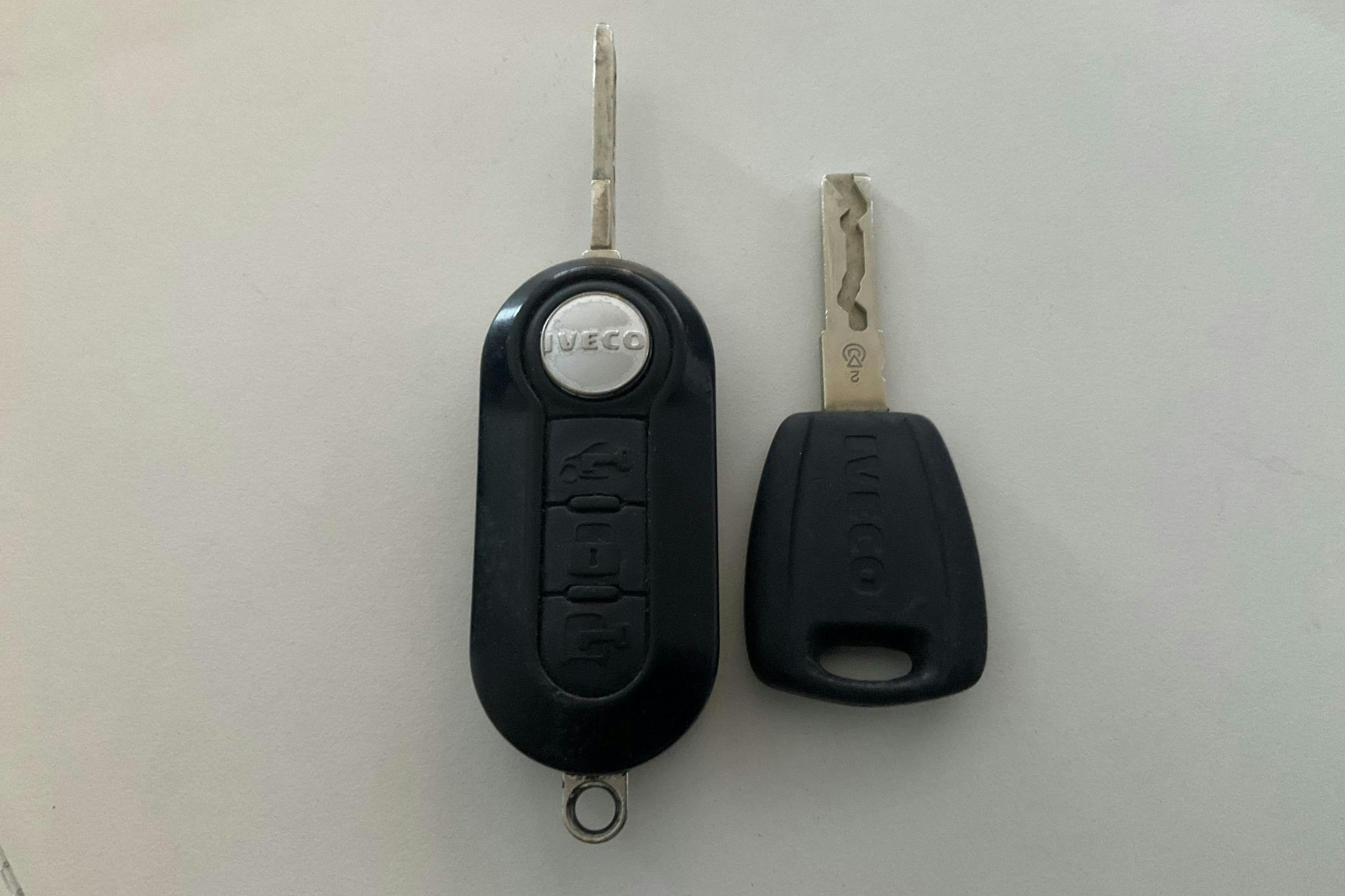 Iveco Daily 35 2.3 (156hk) - 20 294 mil - Automat - svart - 2019