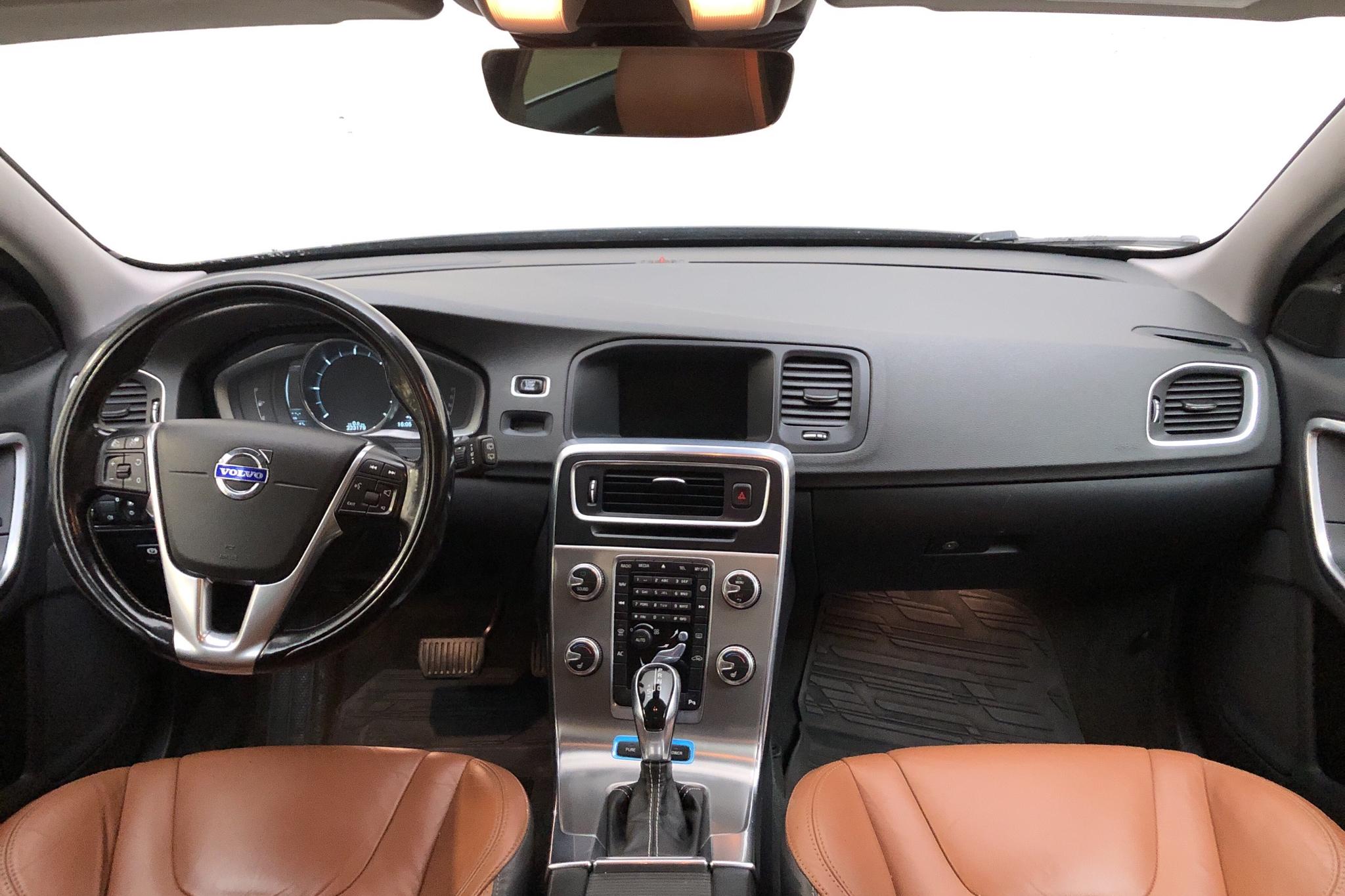 Volvo V60 D6 AWD Plug-in Hybrid (283hk) - 22 317 mil - Automat - svart - 2015