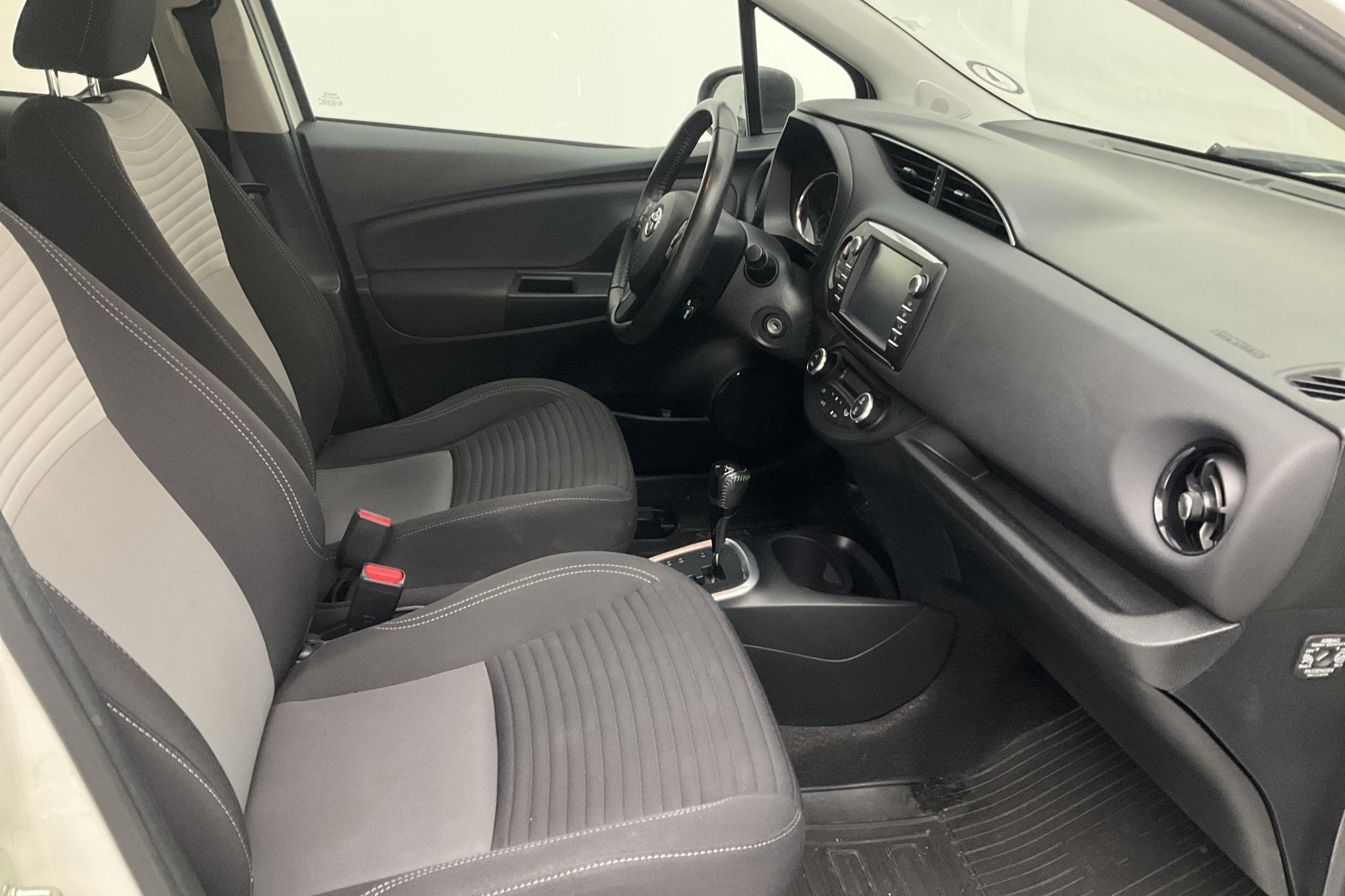 Toyota Yaris 1.5 Hybrid 5dr (101hk) - 137 220 km - Automatic - Light Grey - 2018