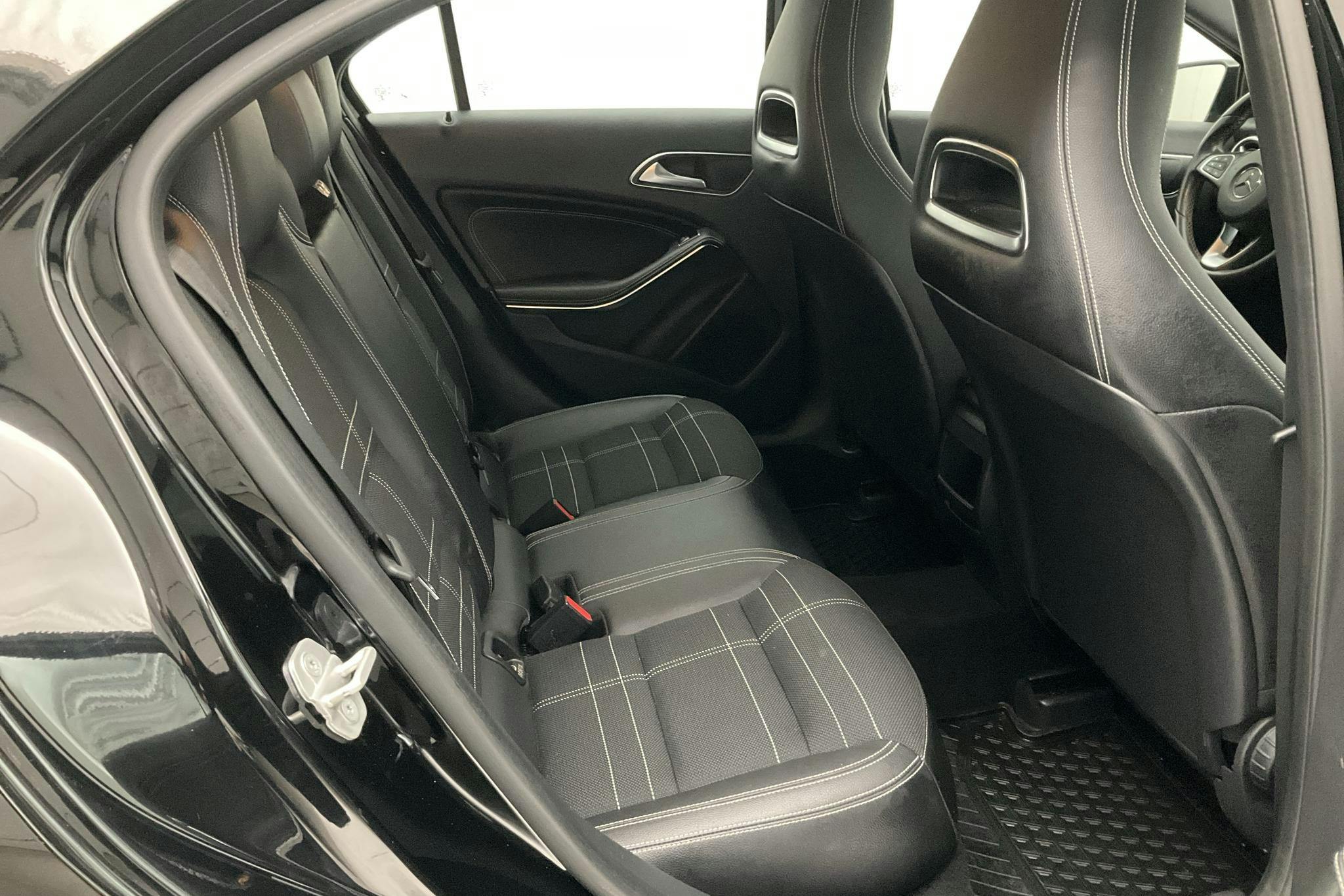 Mercedes A 180 5dr W176 (122hk) - 77 110 km - Automatic - black - 2017