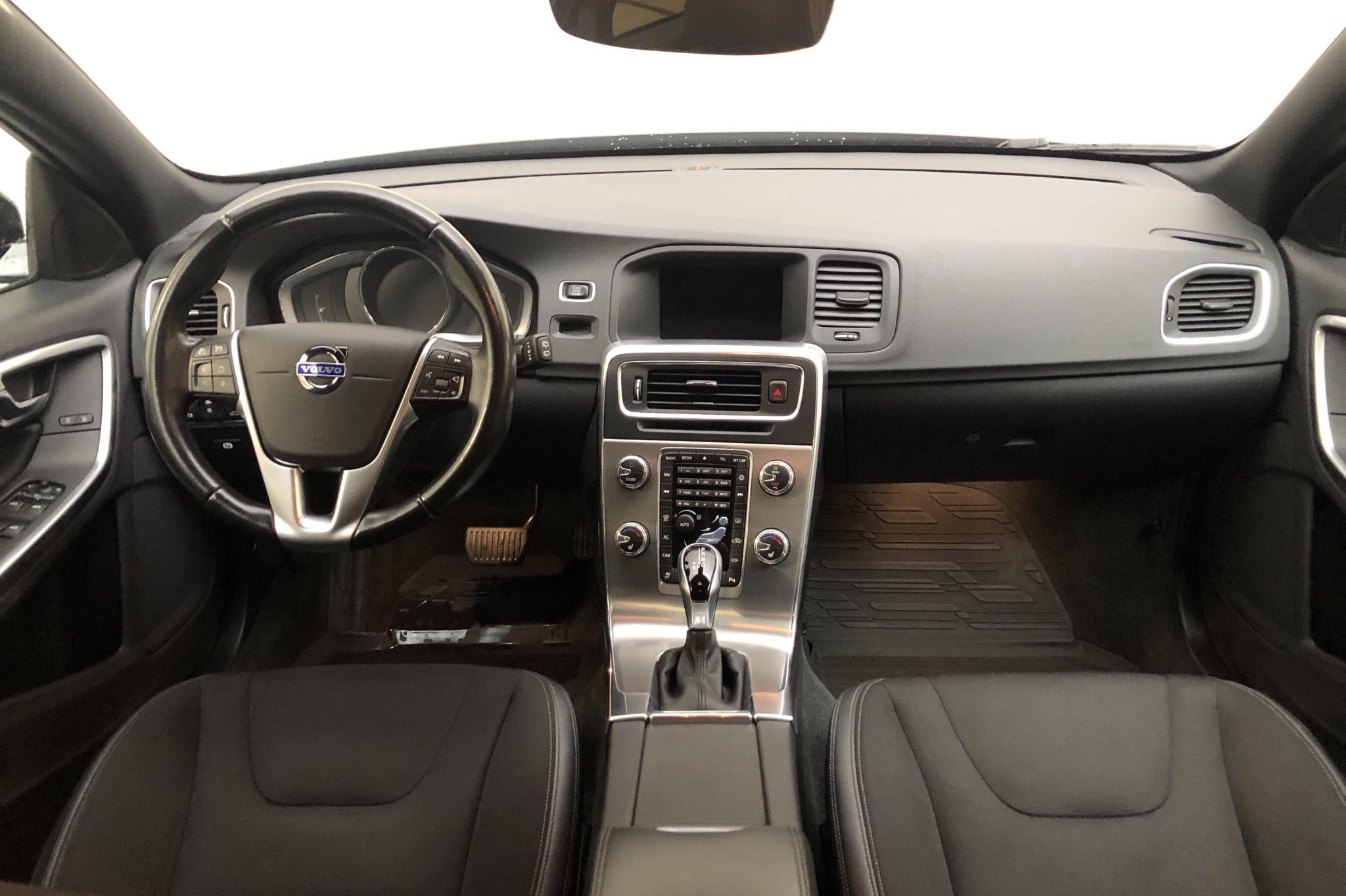 Volvo V60 D4 Cross Country (190hk) - 11 258 mil - Automat - svart - 2018