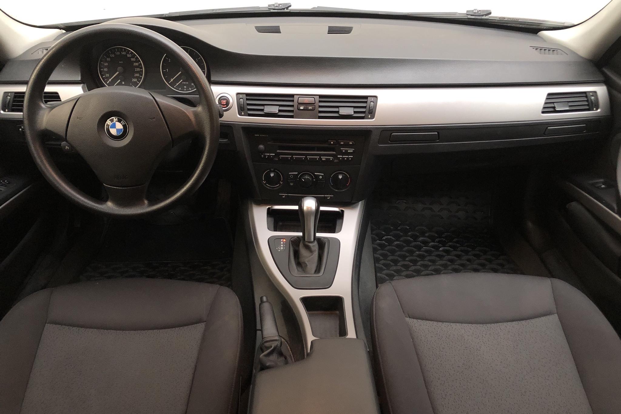 BMW 320i Sedan, E90 (150hk) - 9 750 mil - Automat - Light Grey - 2005