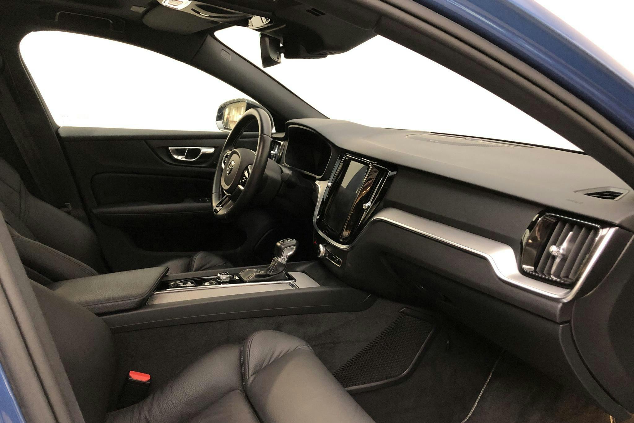 Volvo S60 T5 (250hk) - 2 439 mil - Automat - blå - 2020