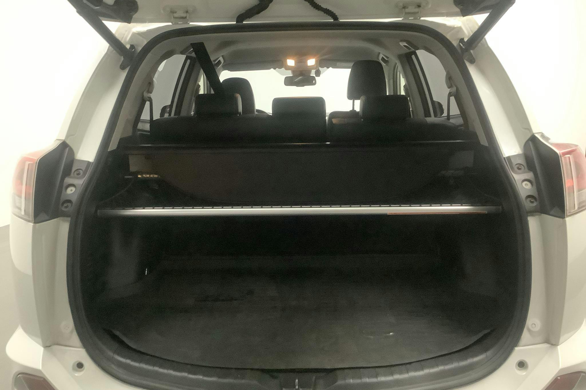 Toyota RAV4 2.5 HSD AWD (197hk) - 140 670 km - Automatic - white - 2016