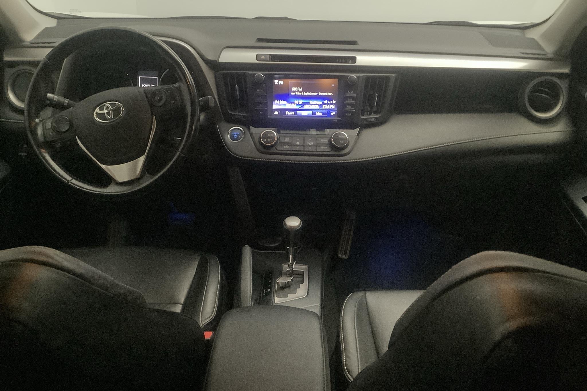 Toyota RAV4 2.5 HSD AWD (197hk) - 14 067 mil - Automat - vit - 2016