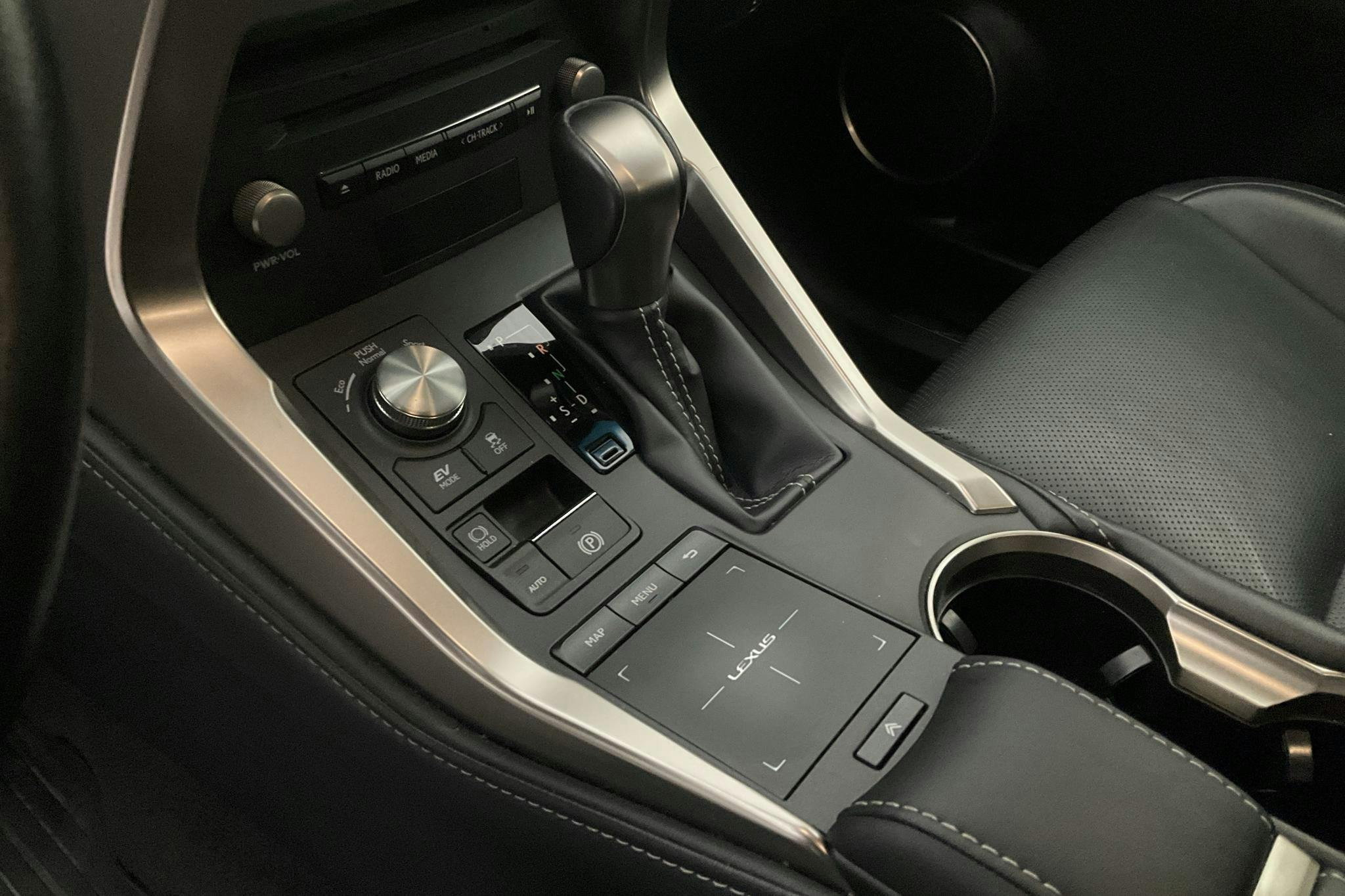 Lexus NX 300h AWD (197hk) - 10 381 mil - Automat - Light Grey - 2019