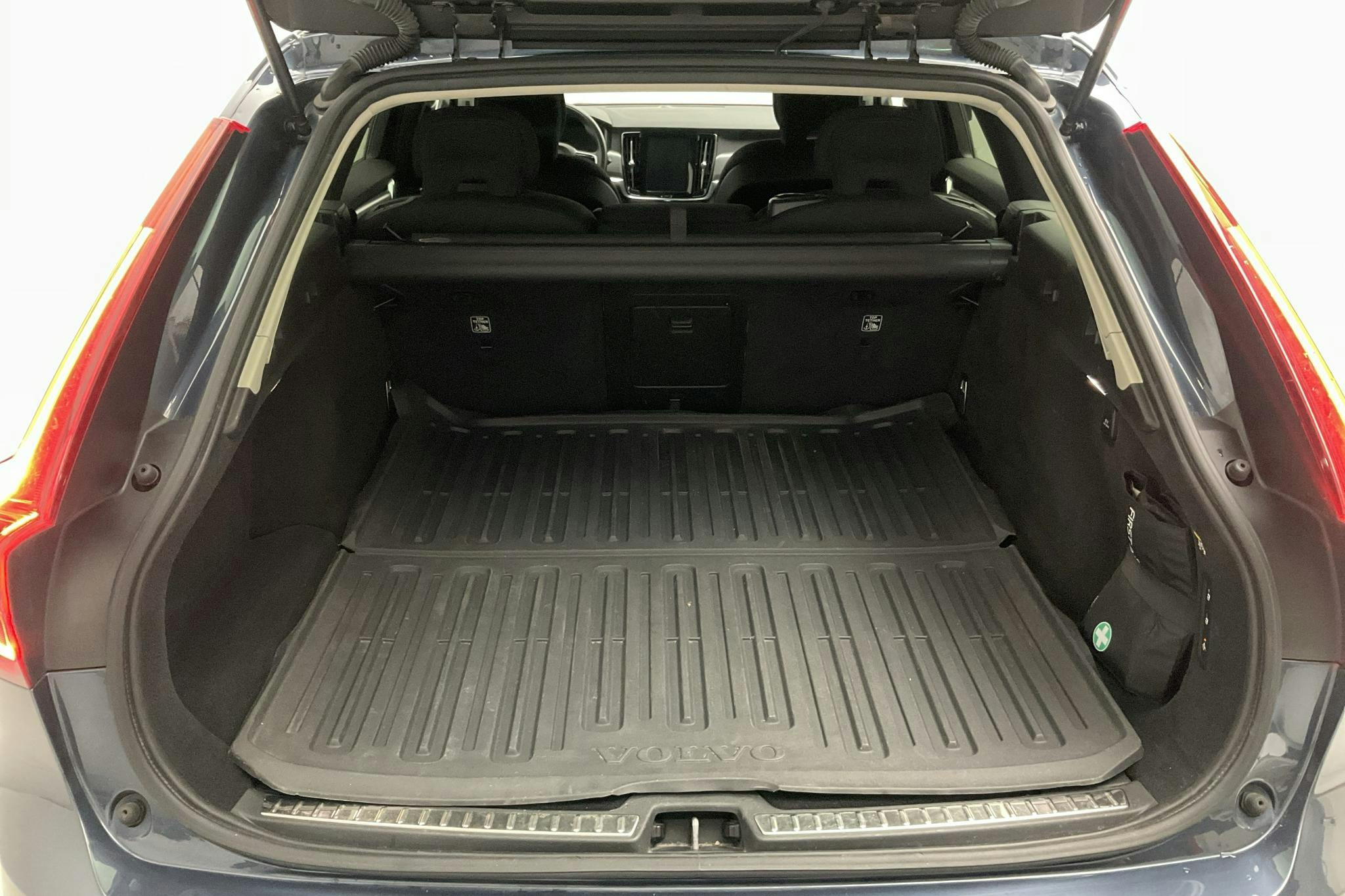Volvo V90 T4 (190hk) - 9 907 mil - Automat - Dark Blue - 2019