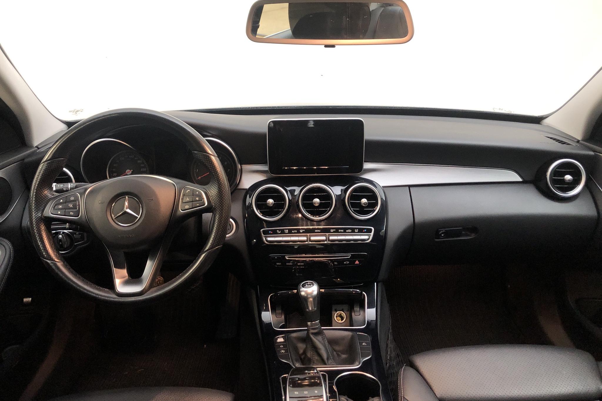 Mercedes C 180 W205 (156hk) - 8 957 mil - Manuell - svart - 2016