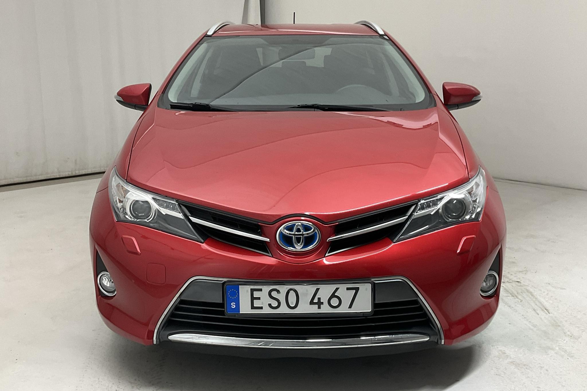 Toyota Auris 1.8 HSD Touring Sports (99hk) - 103 090 km - Automatic - Dark Red - 2015