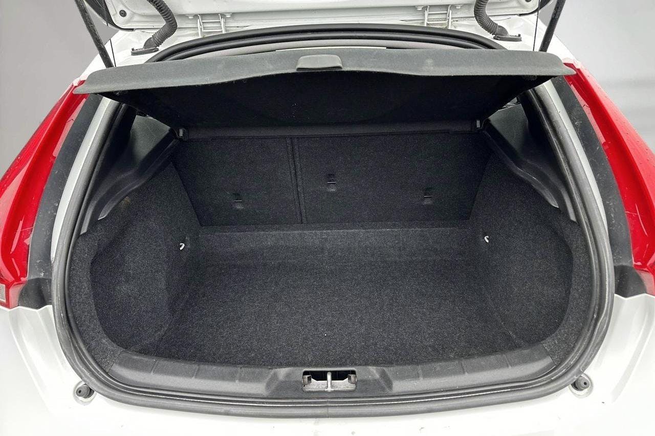 Volvo V40 D2 (120hk) - 123 450 km - Automatic - white - 2016