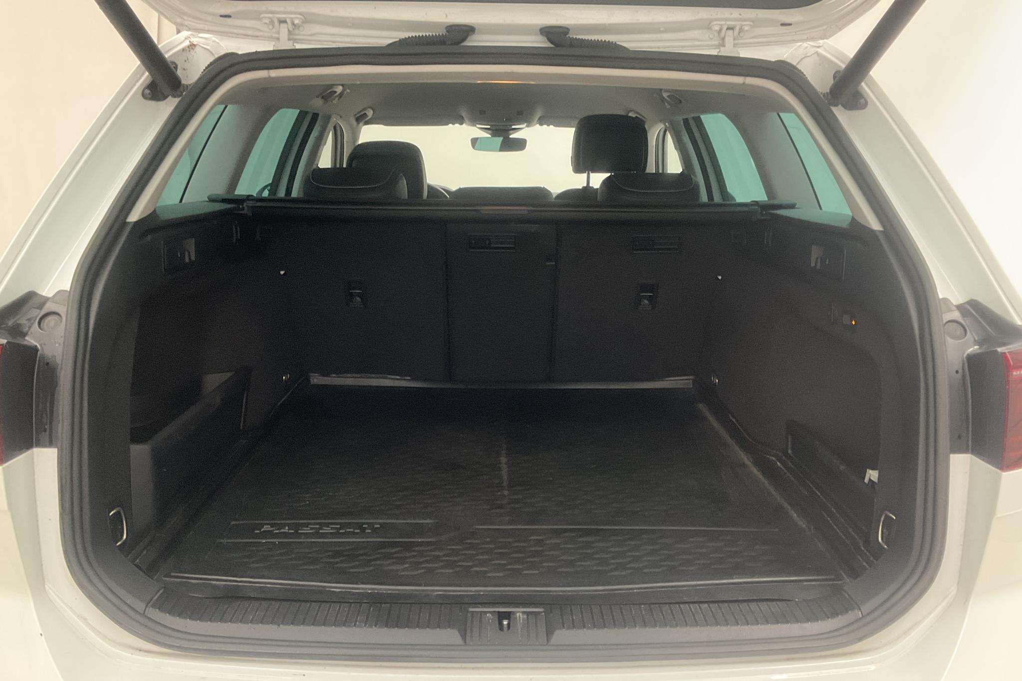 VW Passat 1.4 GTE Sportscombi (218hk) - 6 250 mil - Automat - vit - 2020