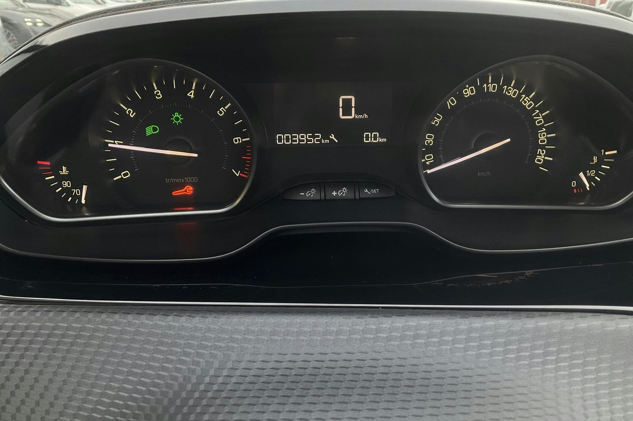 Peugeot 2008 PureTech (82hk) - 3 960 km - Manual - Dark Grey - 2019