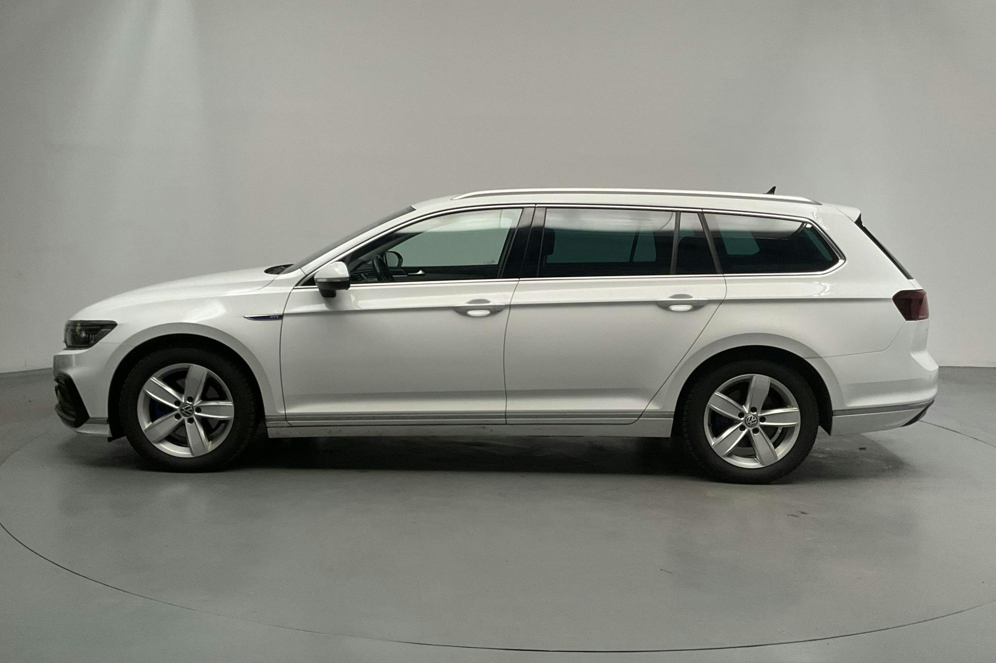 VW Passat 1.4 GTE Sportscombi (218hk) - 6 602 mil - Automat - vit - 2021