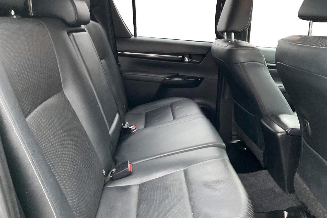 Toyota Hilux 2.4 D 4WD (150hk) - 15 047 mil - Automat - svart - 2019