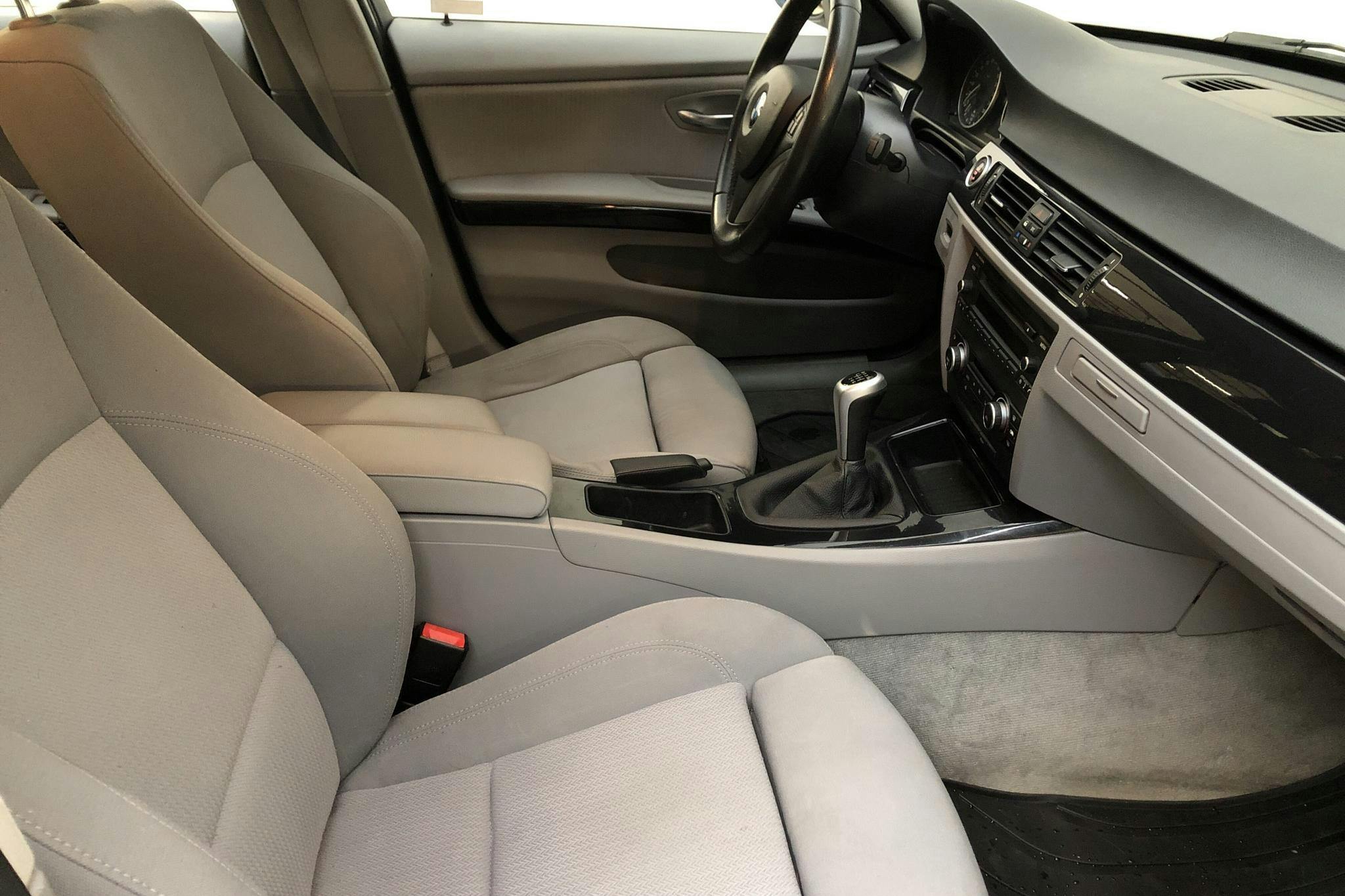 BMW 318d Touring, E91 (143hk) - 158 010 km - Manual - black - 2010