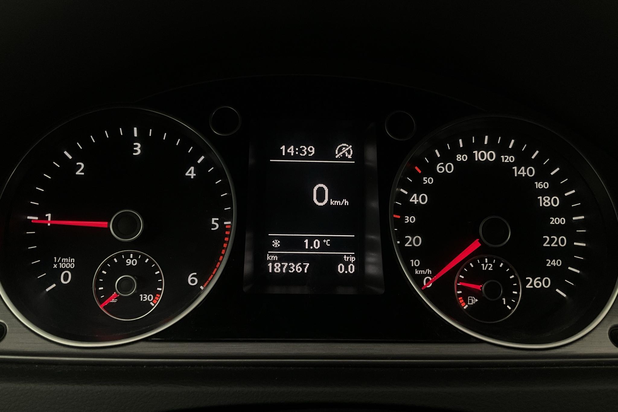 VW Passat 2.0 TDI BlueMotion Technology Variant (170hk) - 18 737 mil - Automat - röd - 2013