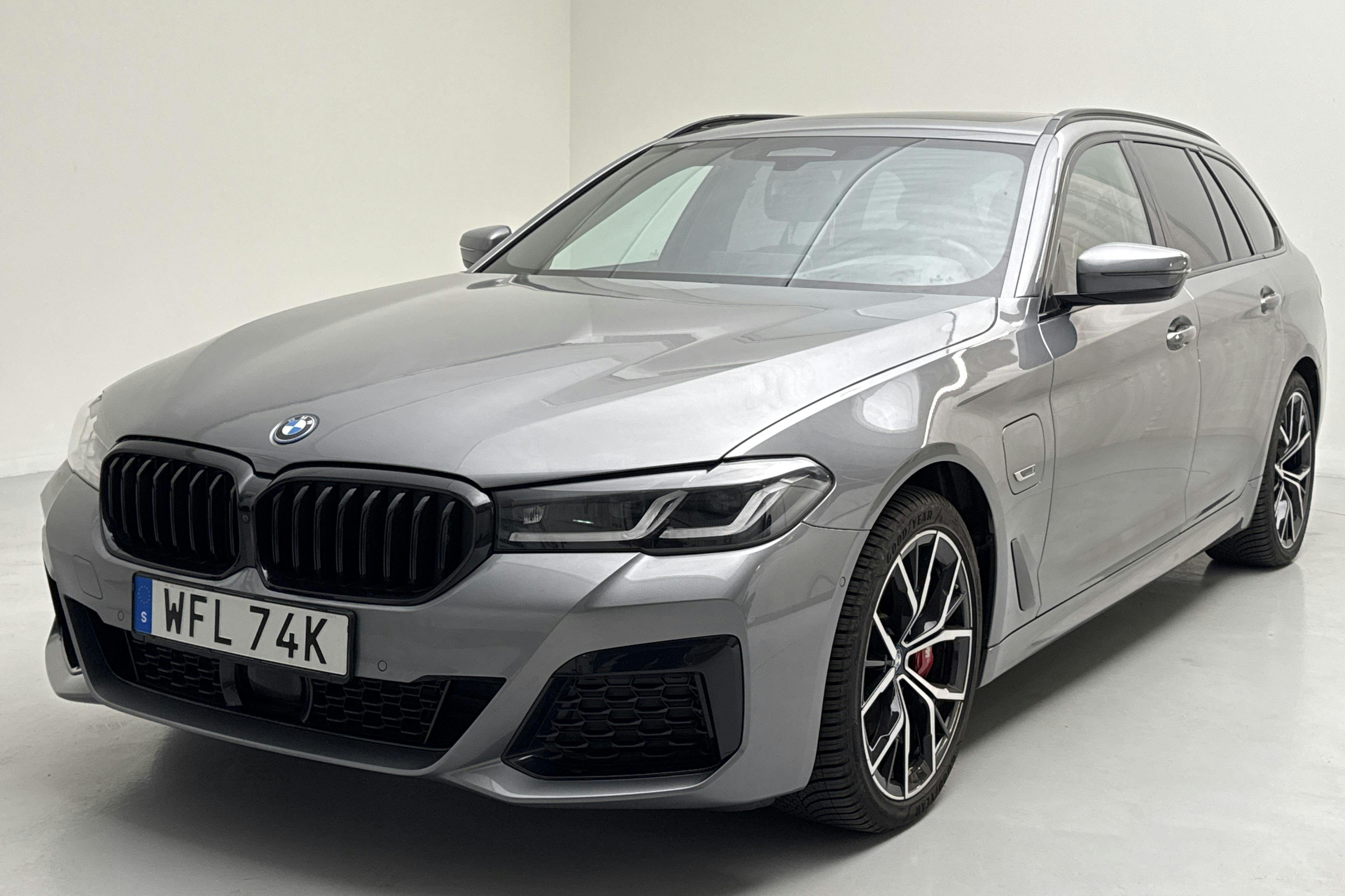 BMW 530e xDrive Touring, G31 12kWh LCI (292hk) - 25 380 km - Automatic - gray - 2023