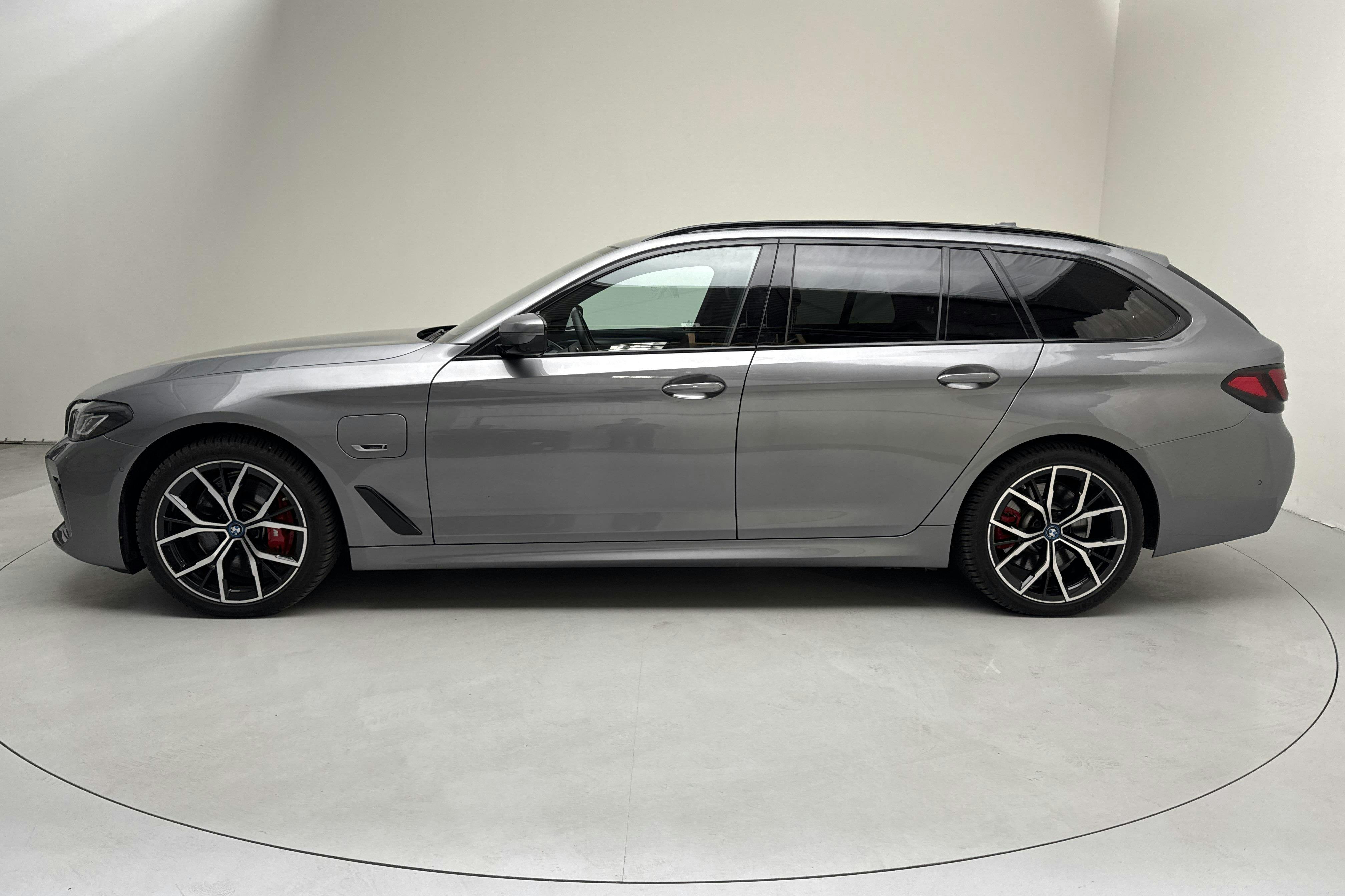 BMW 530e xDrive Touring, G31 12kWh LCI (292hk) - 25 380 km - Automatic - gray - 2023