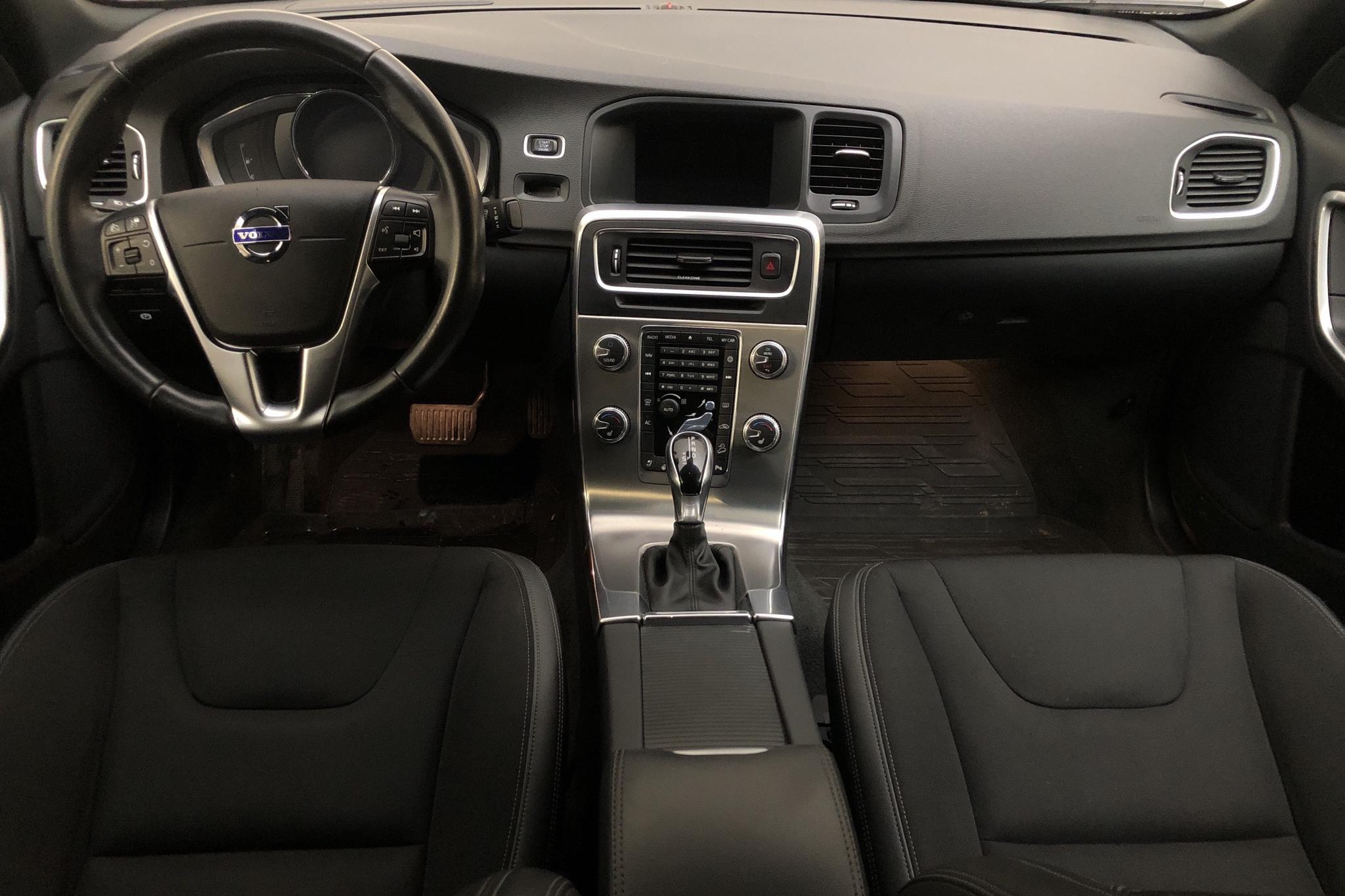 Volvo S60 D4 Cross Country AWD (190hk) - 9 784 mil - Automat - vit - 2018