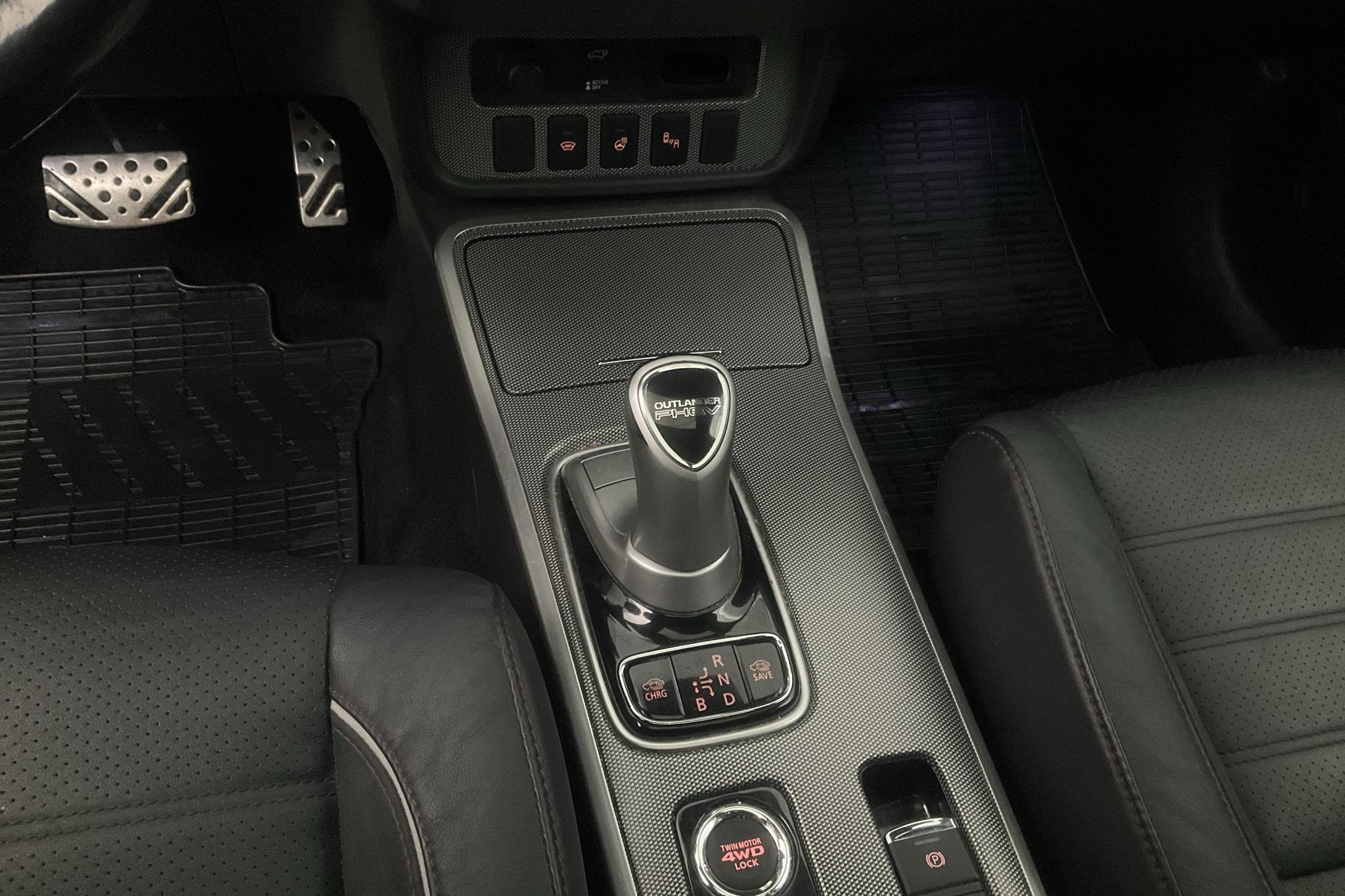 Mitsubishi Outlander 2.0 Plug-in Hybrid 4WD (121hk) - 104 520 km - Automatic - black - 2018