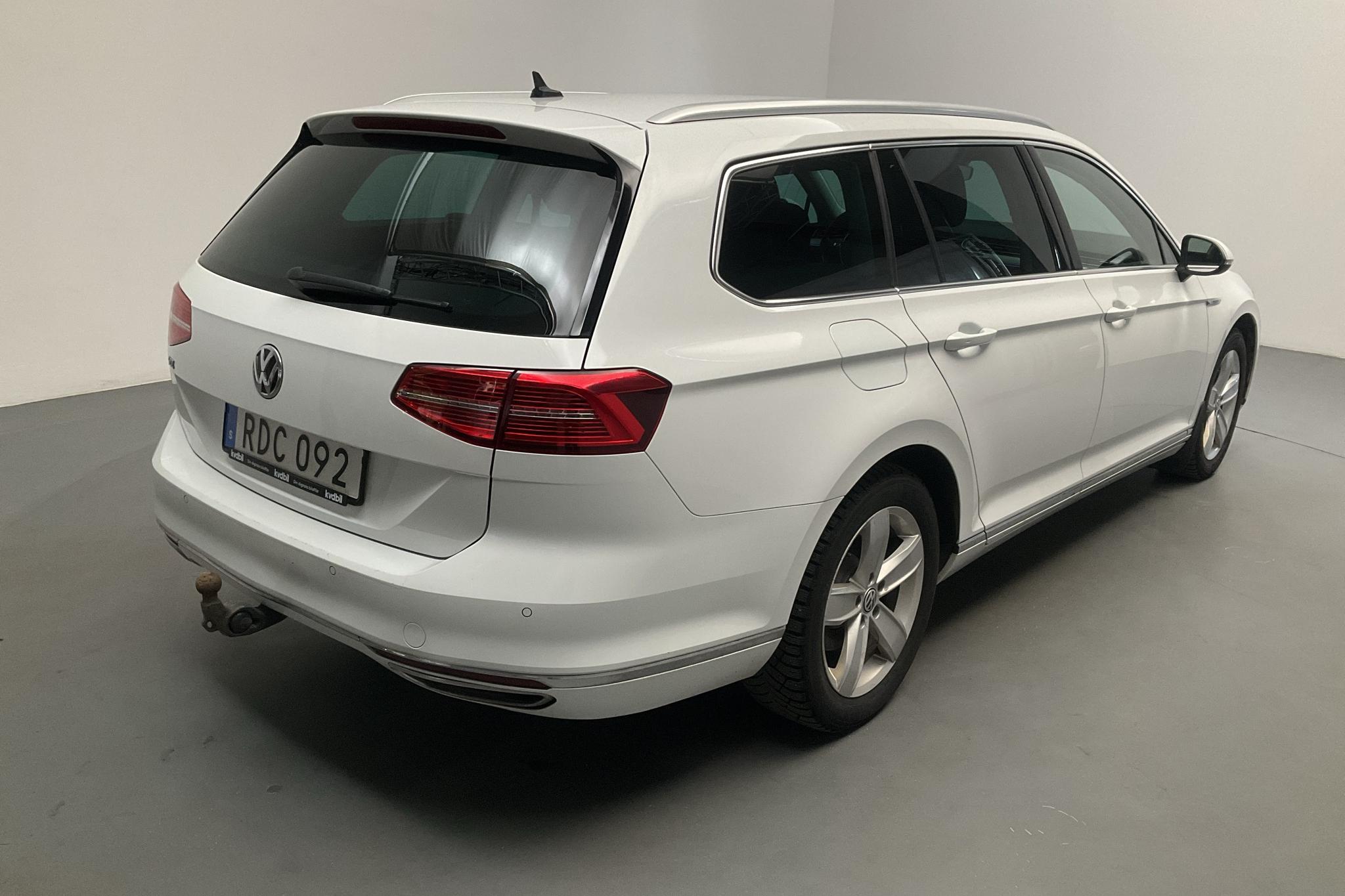 VW Passat 1.4 Plug-in-Hybrid Sportscombi (218hk) - 8 942 mil - Automat - vit - 2018
