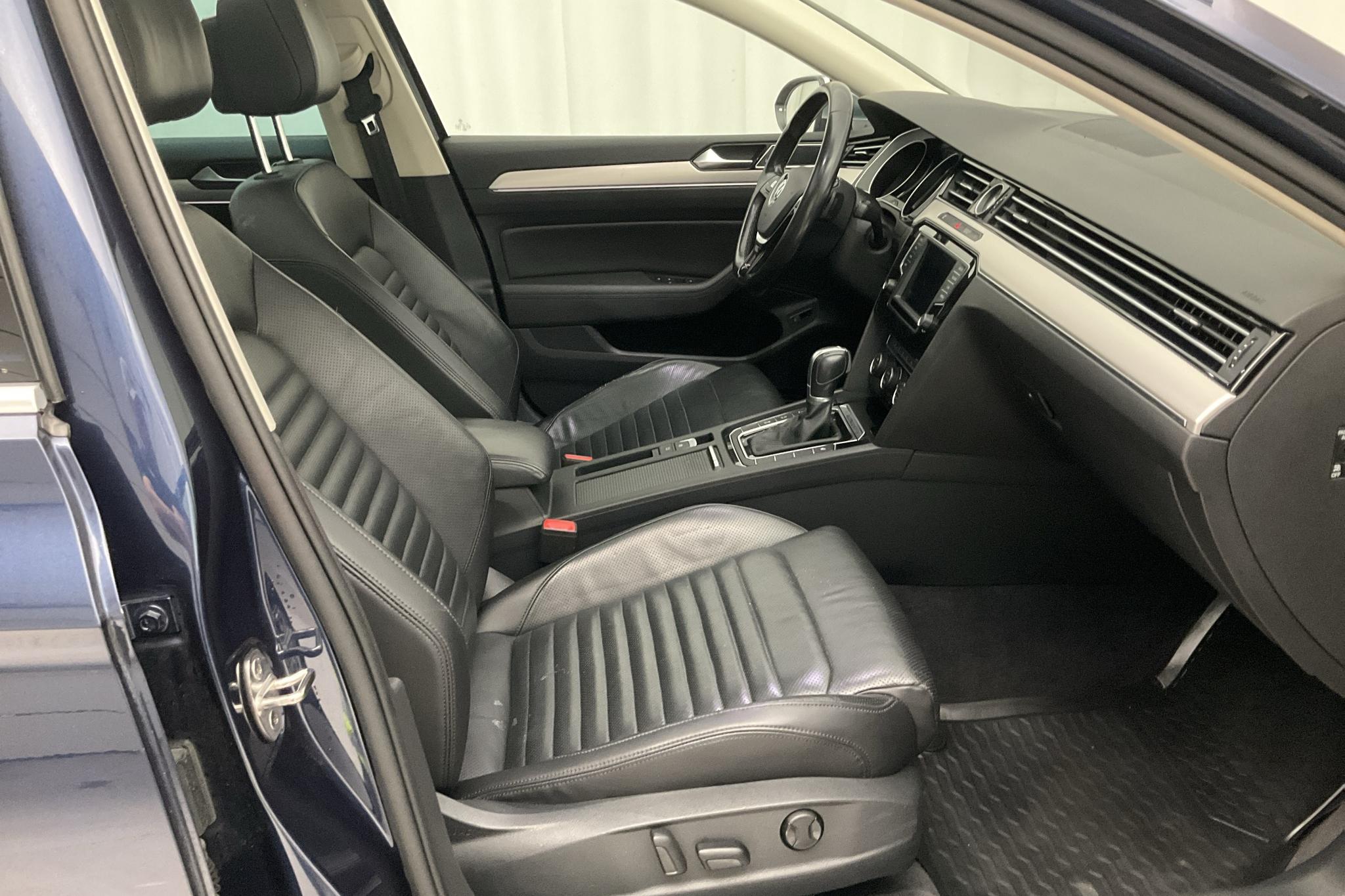 VW Passat Alltrack 2.0 TDI Sportscombi 4MOTION (240hk) - 145 610 km - Automatic - Dark Blue - 2017