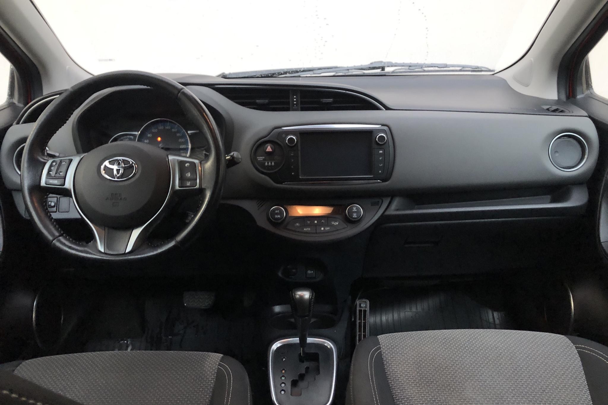 Toyota Yaris 1.5 HSD 5dr (75hk) - 9 885 mil - Automat - röd - 2016