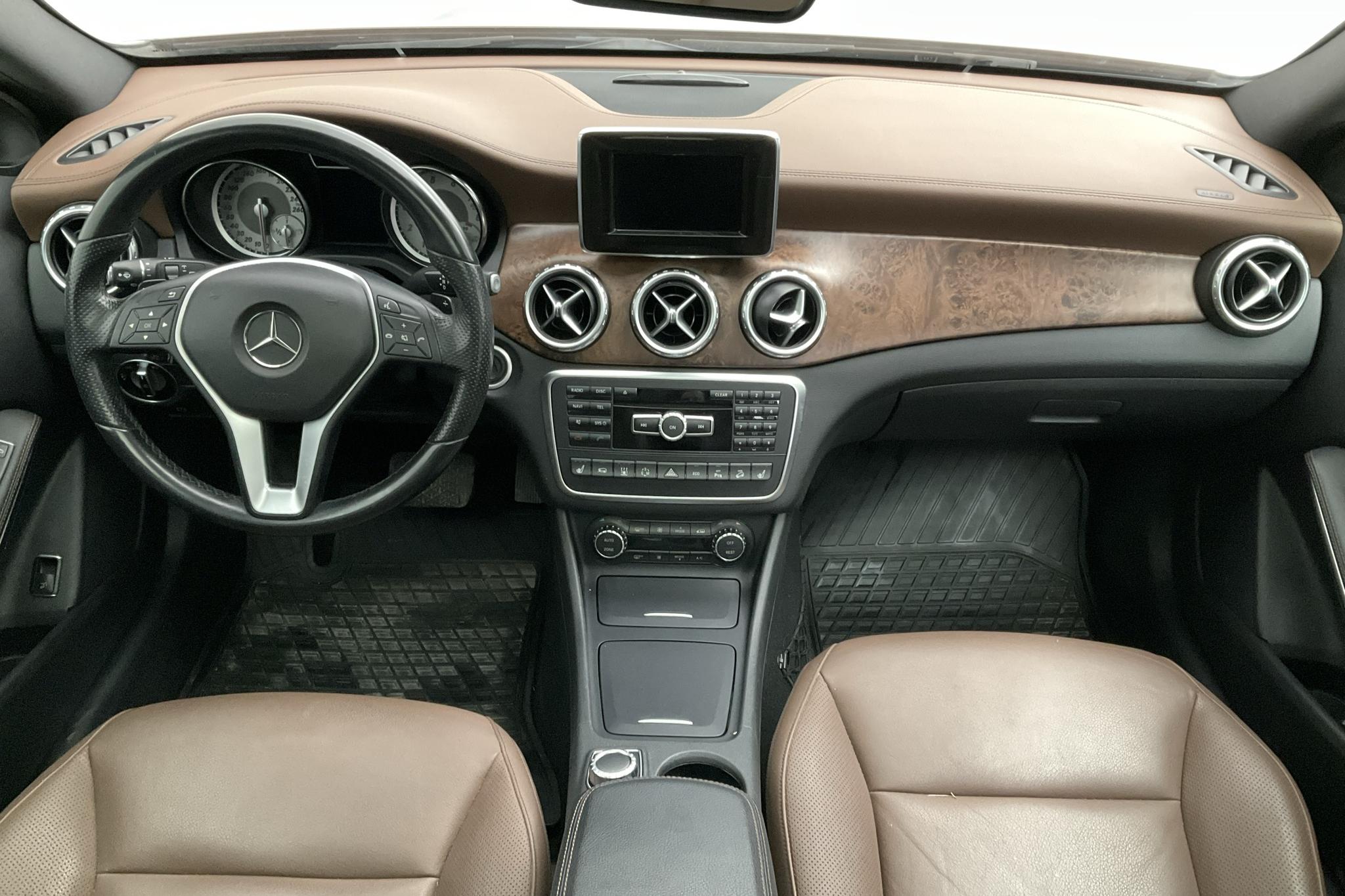 Mercedes GLA 250 4MATIC X156 (211hk) - 10 032 mil - Automat - brun - 2014