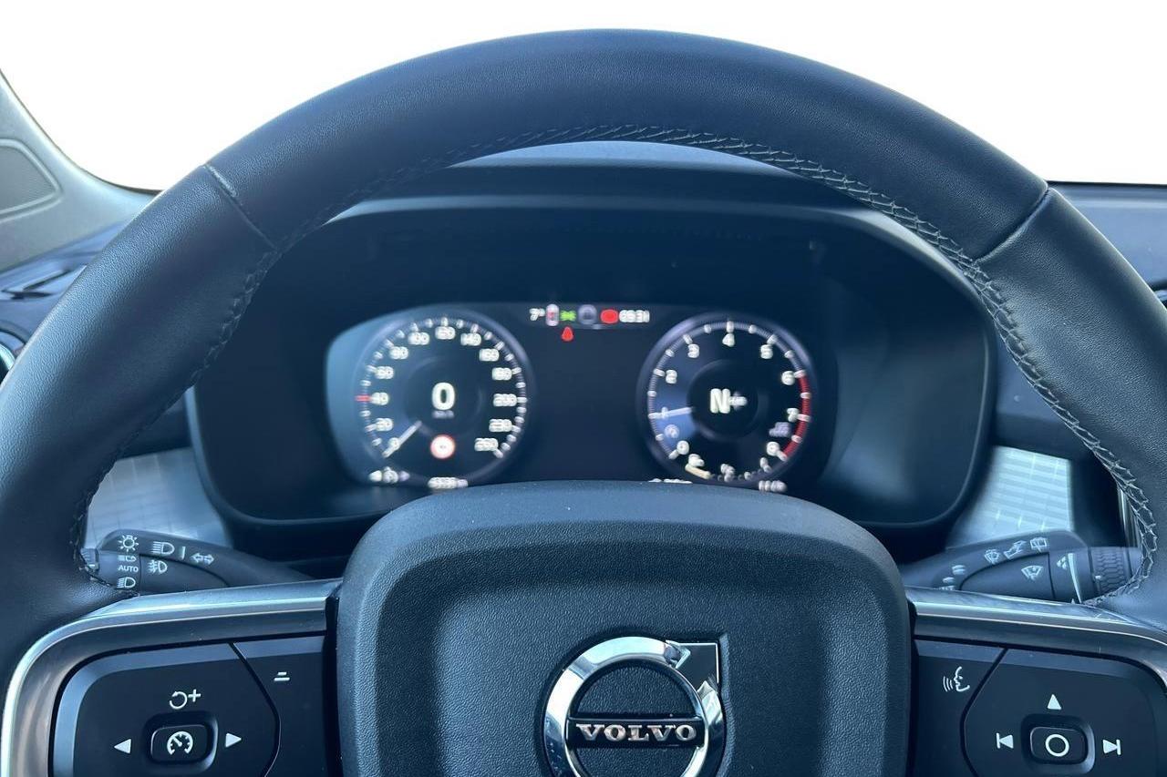 Volvo XC40 T3 2WD (163hk) - 4 303 mil - Manuell - vit - 2022