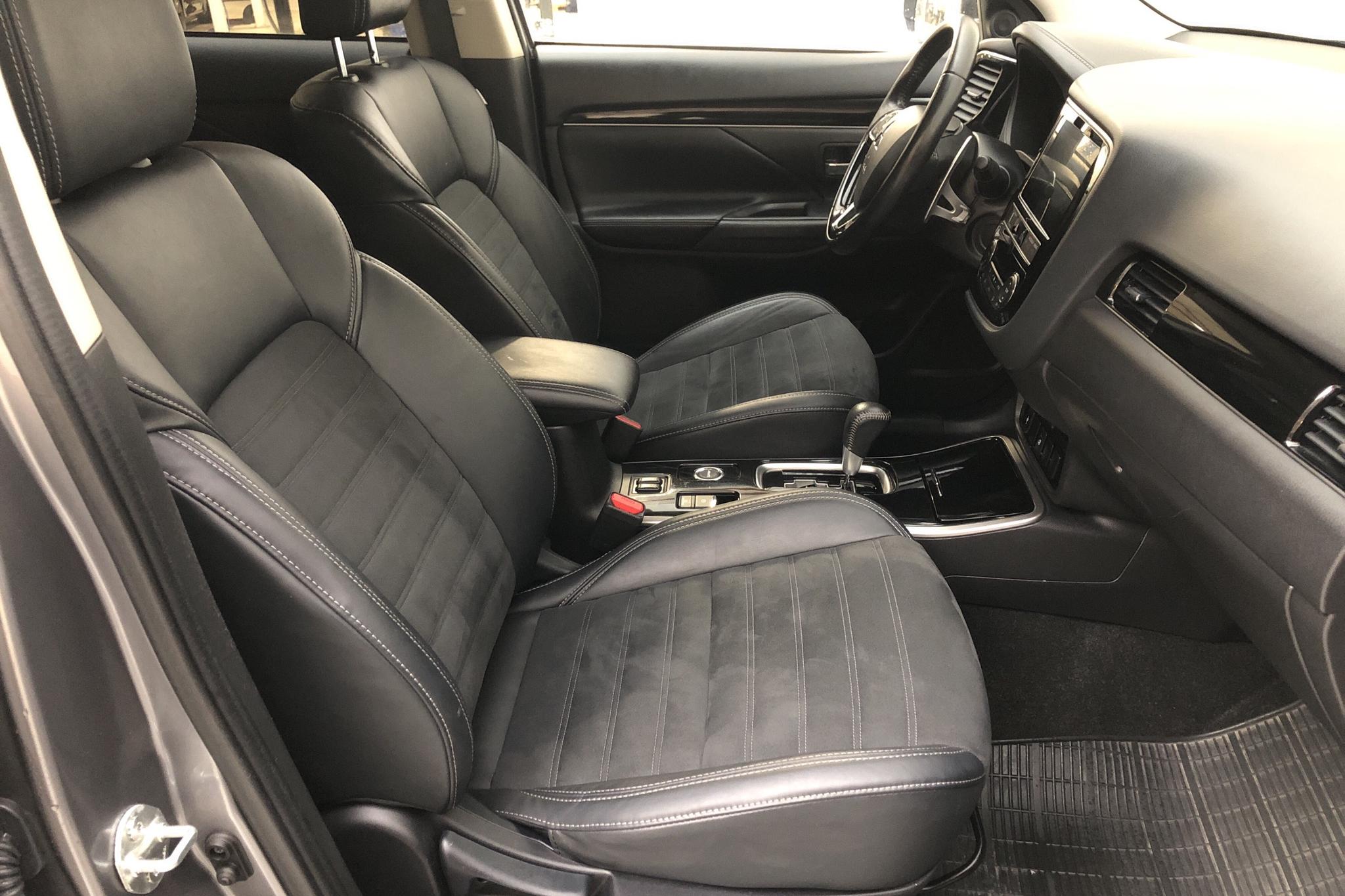 Mitsubishi Outlander 2.0 4WD (150hk) - 8 428 mil - Automat - grå - 2019