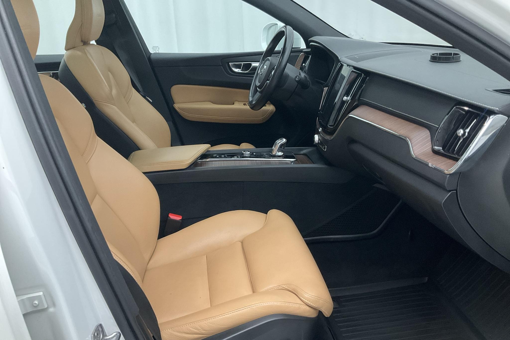 Volvo XC60 T8 AWD Recharge (390hk) - 17 838 mil - Automat - vit - 2019